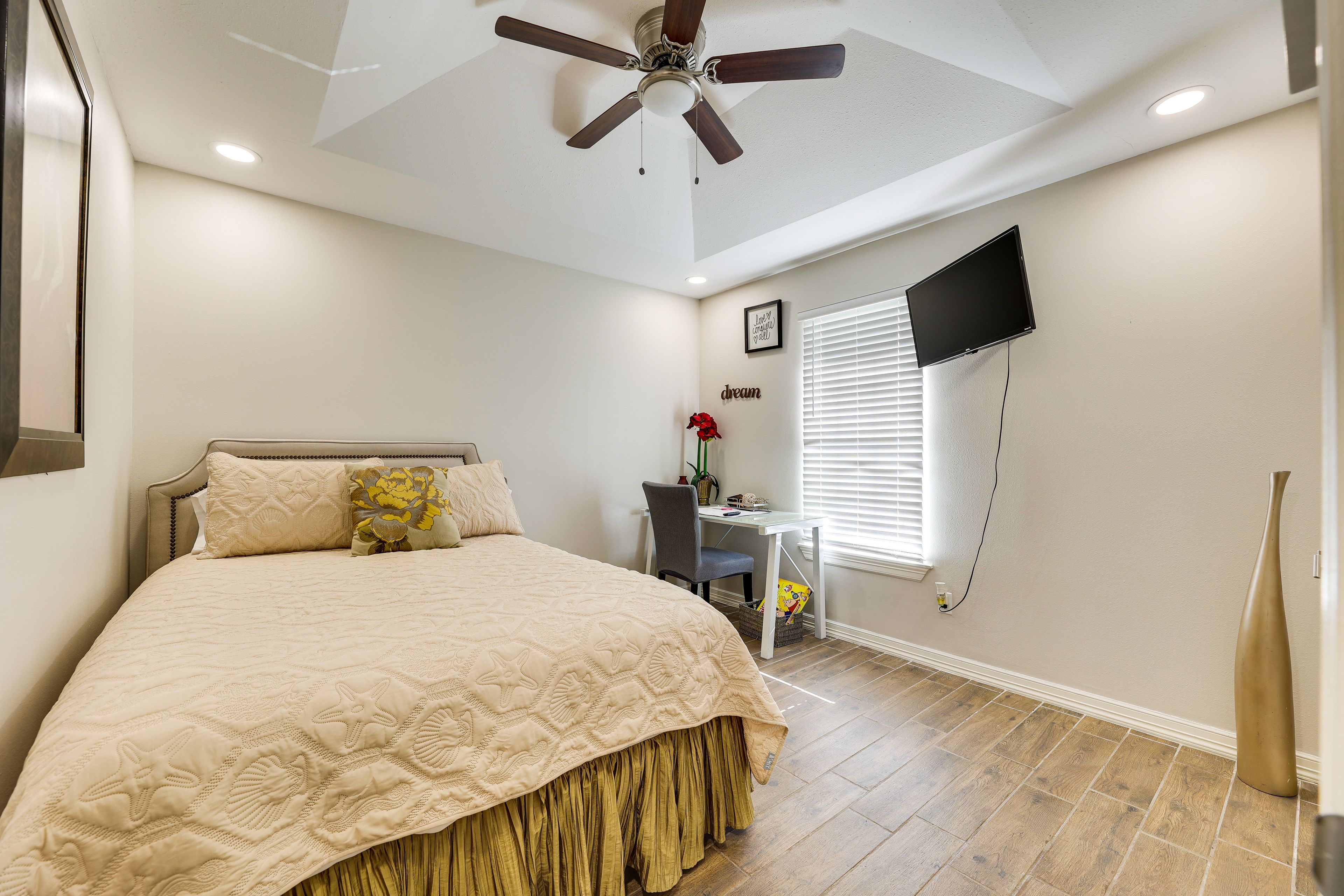 Bedroom 2 | Queen Bed | Smart TV | Desk