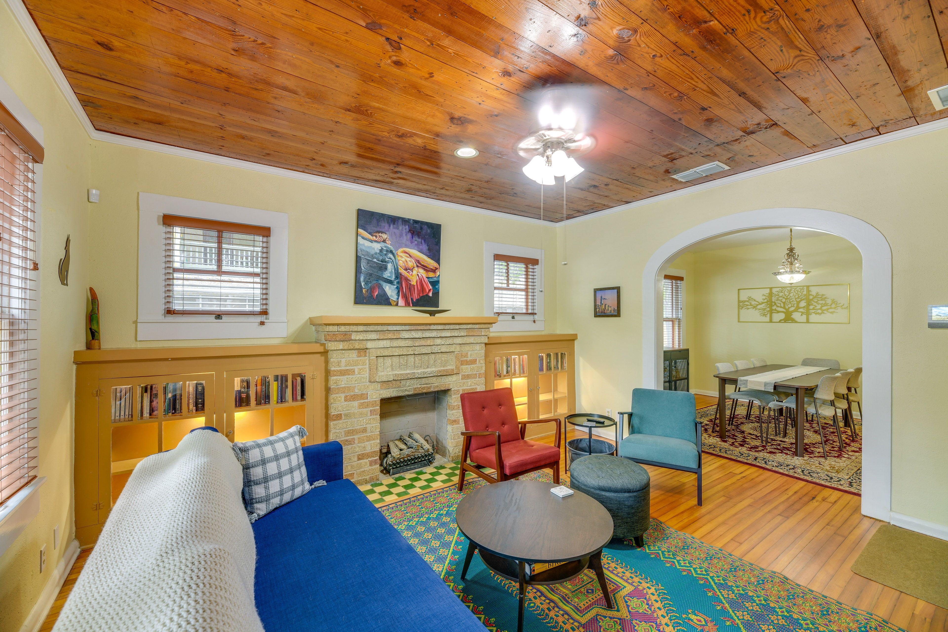 Living Room | Queen Sleeper Sofa | Free WiFi | Central Heat & A/C