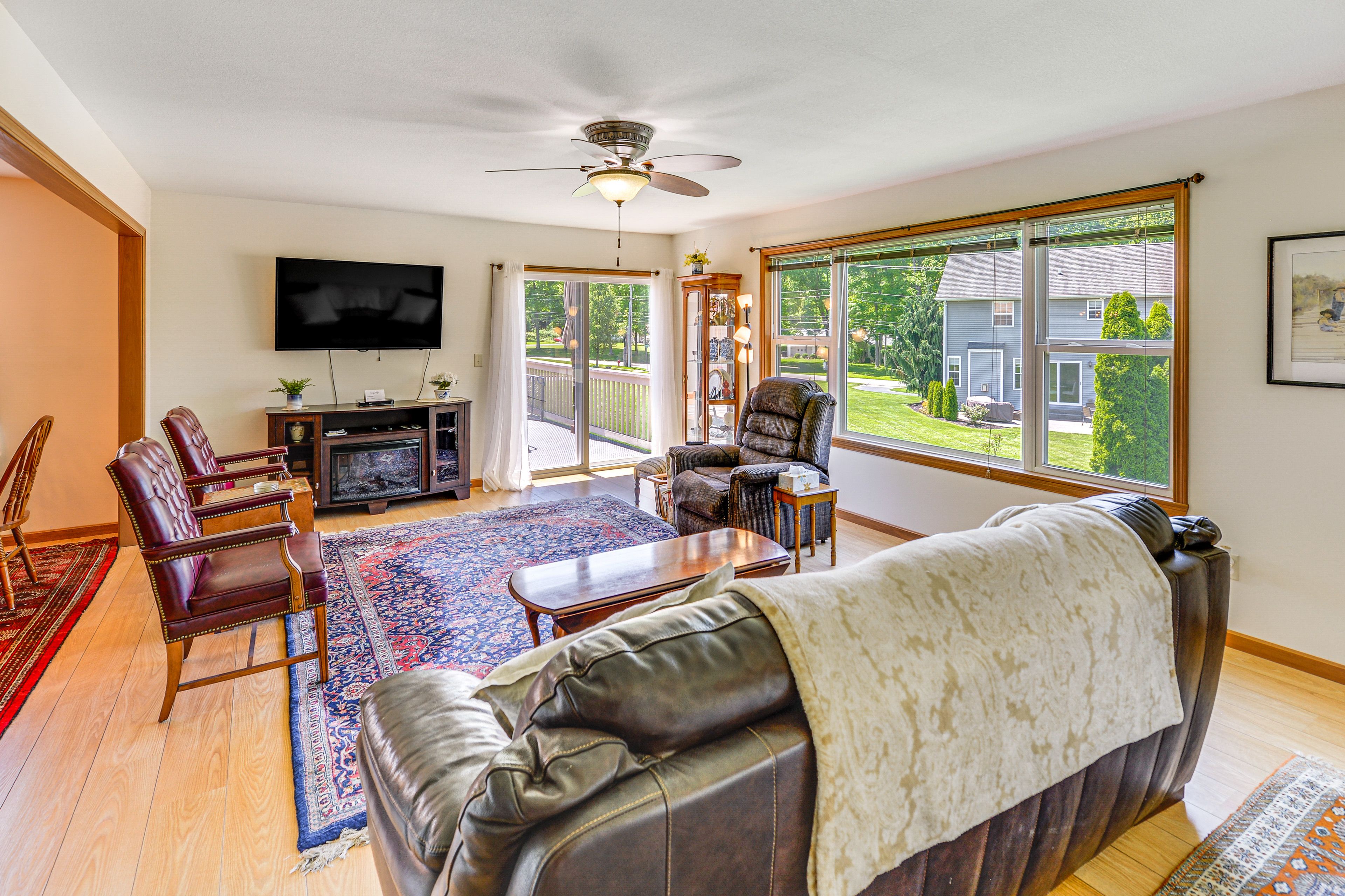 Living Room | Free WiFi | Central A/C | Smart TV