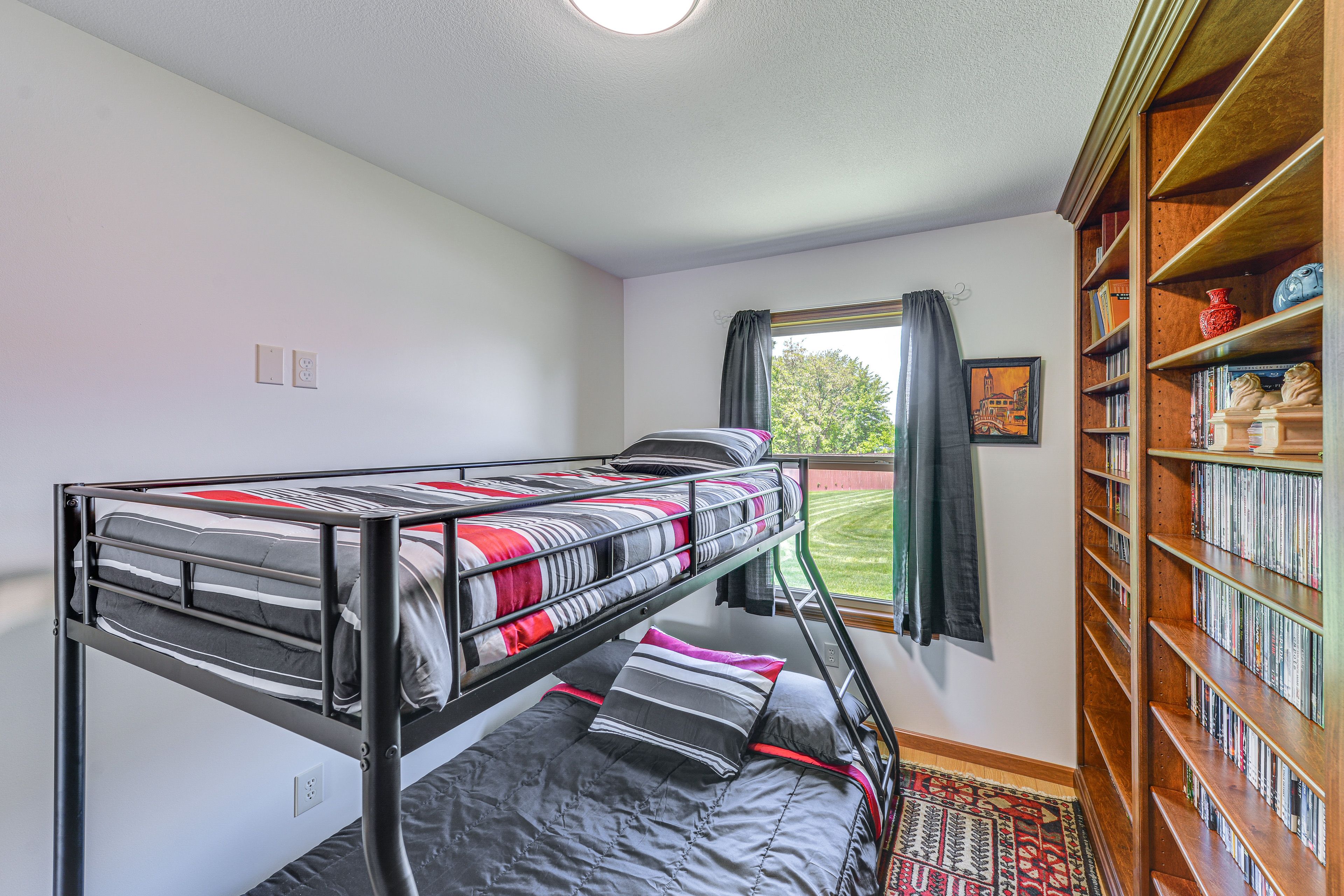 Bedroom 2 | Twin/Full Bunk Bed