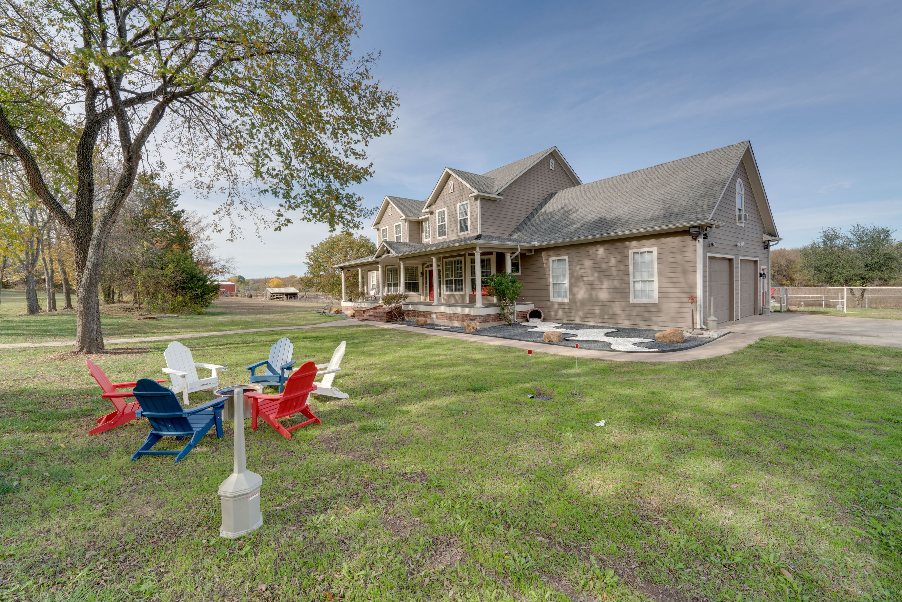 2-Story House | Wood-Burning Fire Pit | In-Unit Laundry
