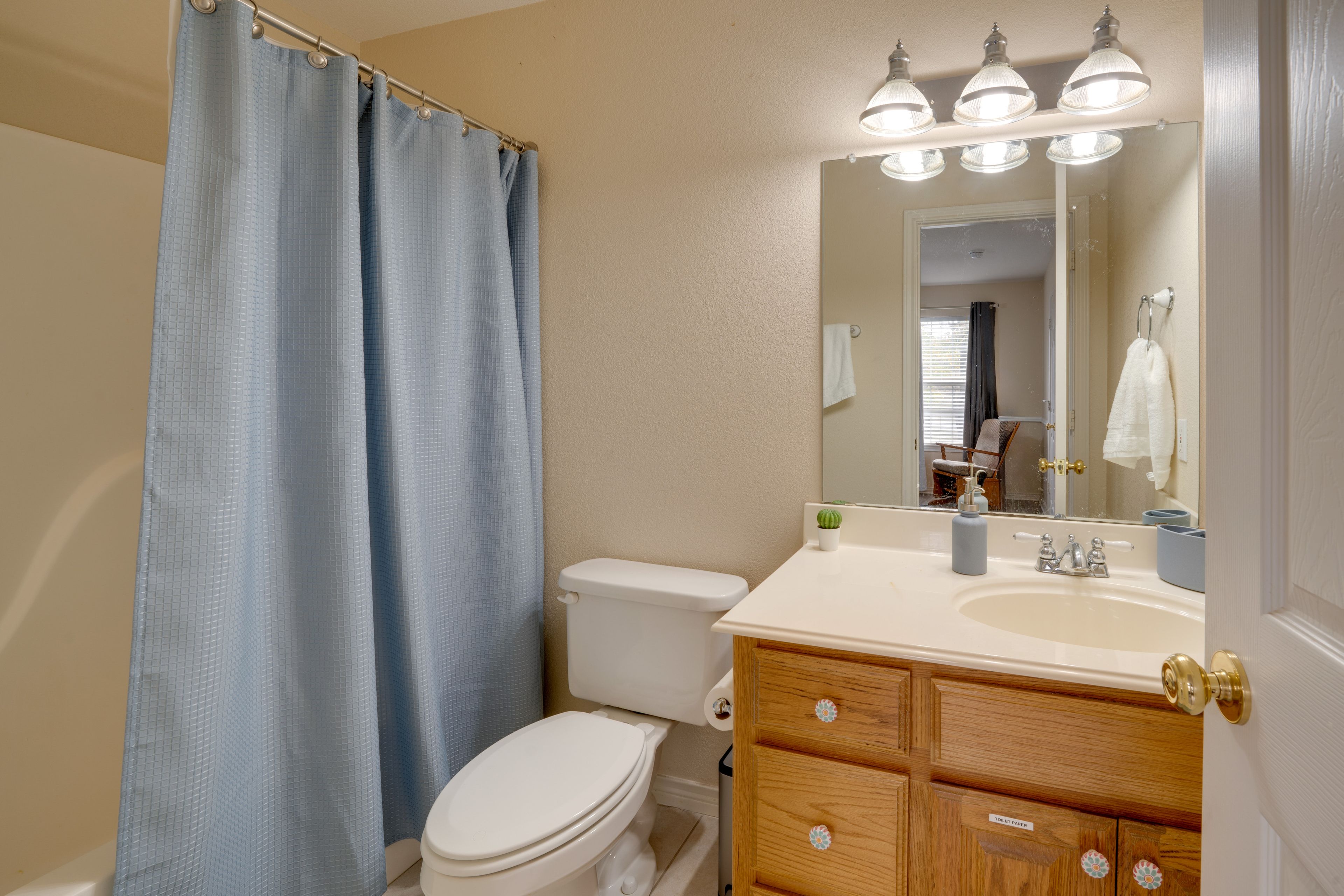 En-Suite Bathroom | Access via Bedroom 2 | Complimentary Toiletries | Hair Dryer