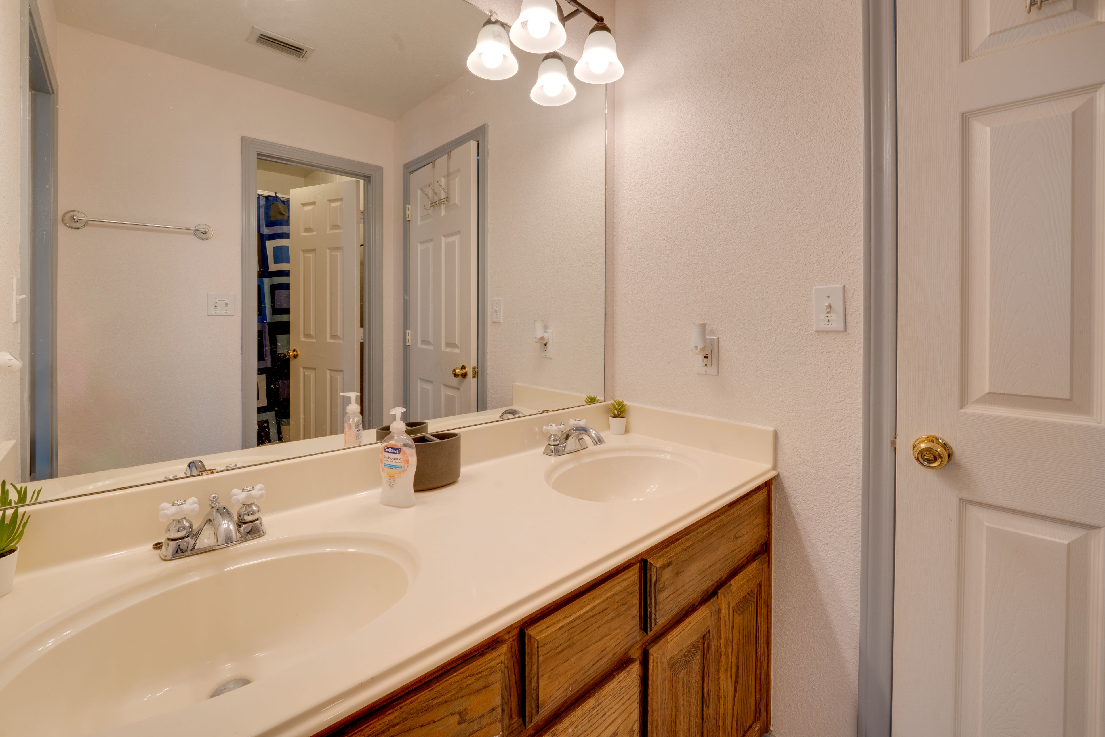 Full Bathroom | 2nd Floor | Towels Provided