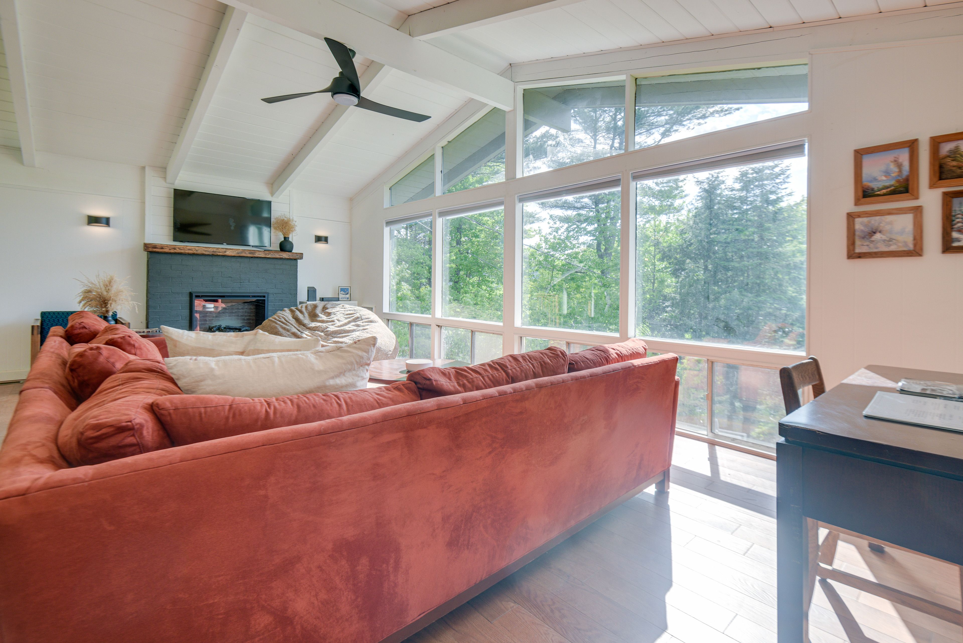 Living Room | Free WiFi | Smart TVs | Fireplace | Desk | Central A/C & Heating