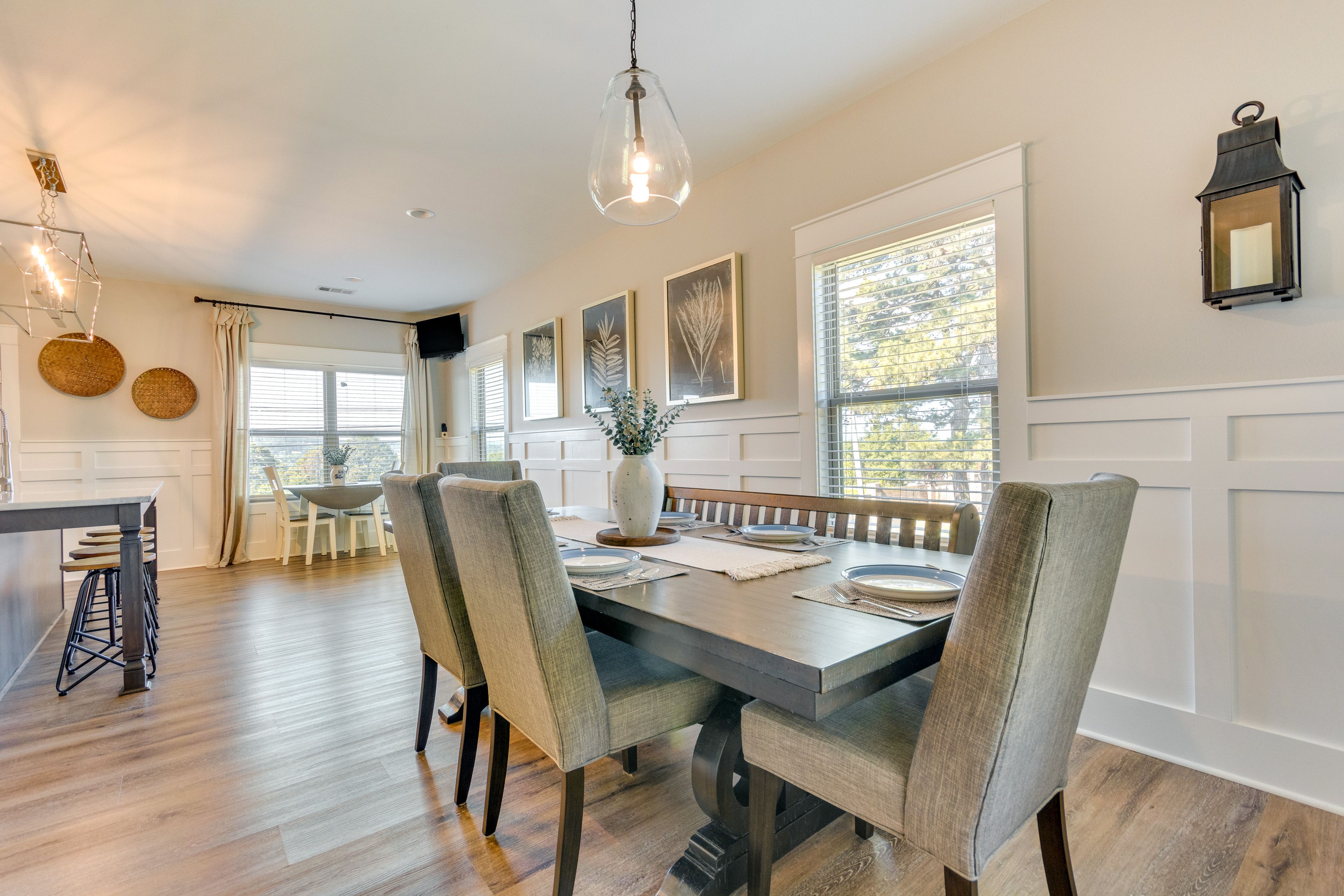 Dining Area | Dishware & Flatware Provided