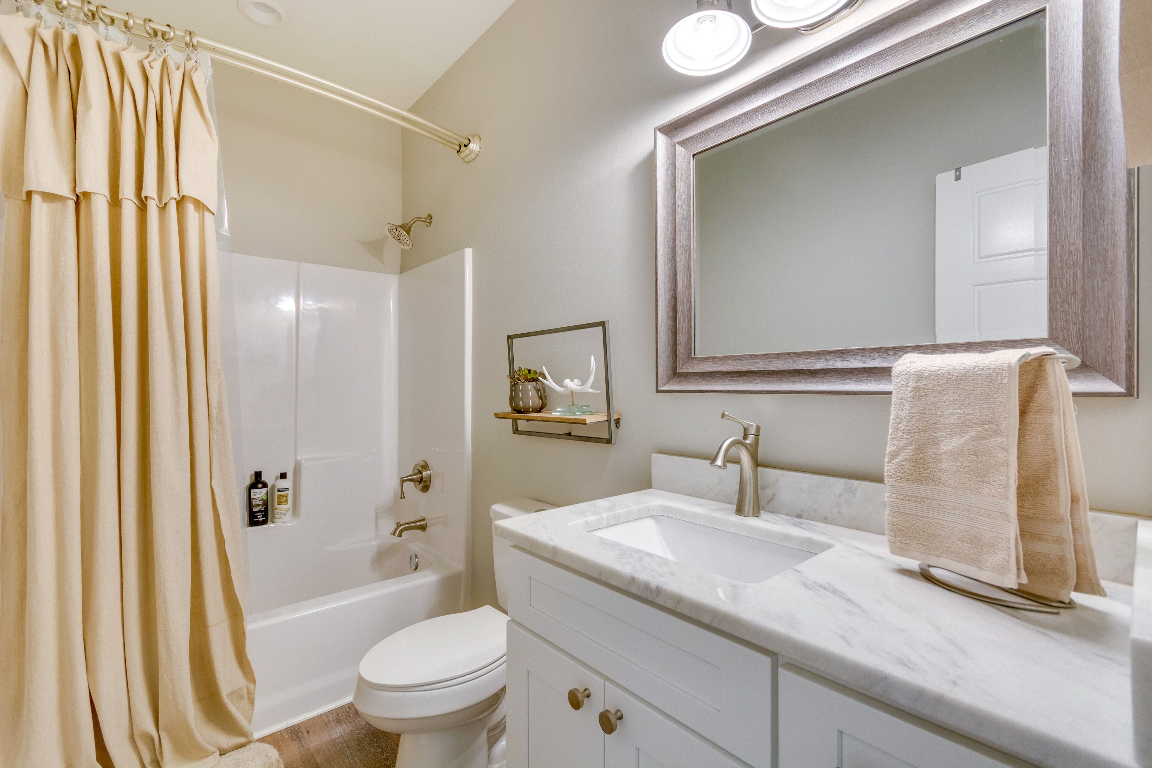 Full Bathroom | Complimentary Toiletries