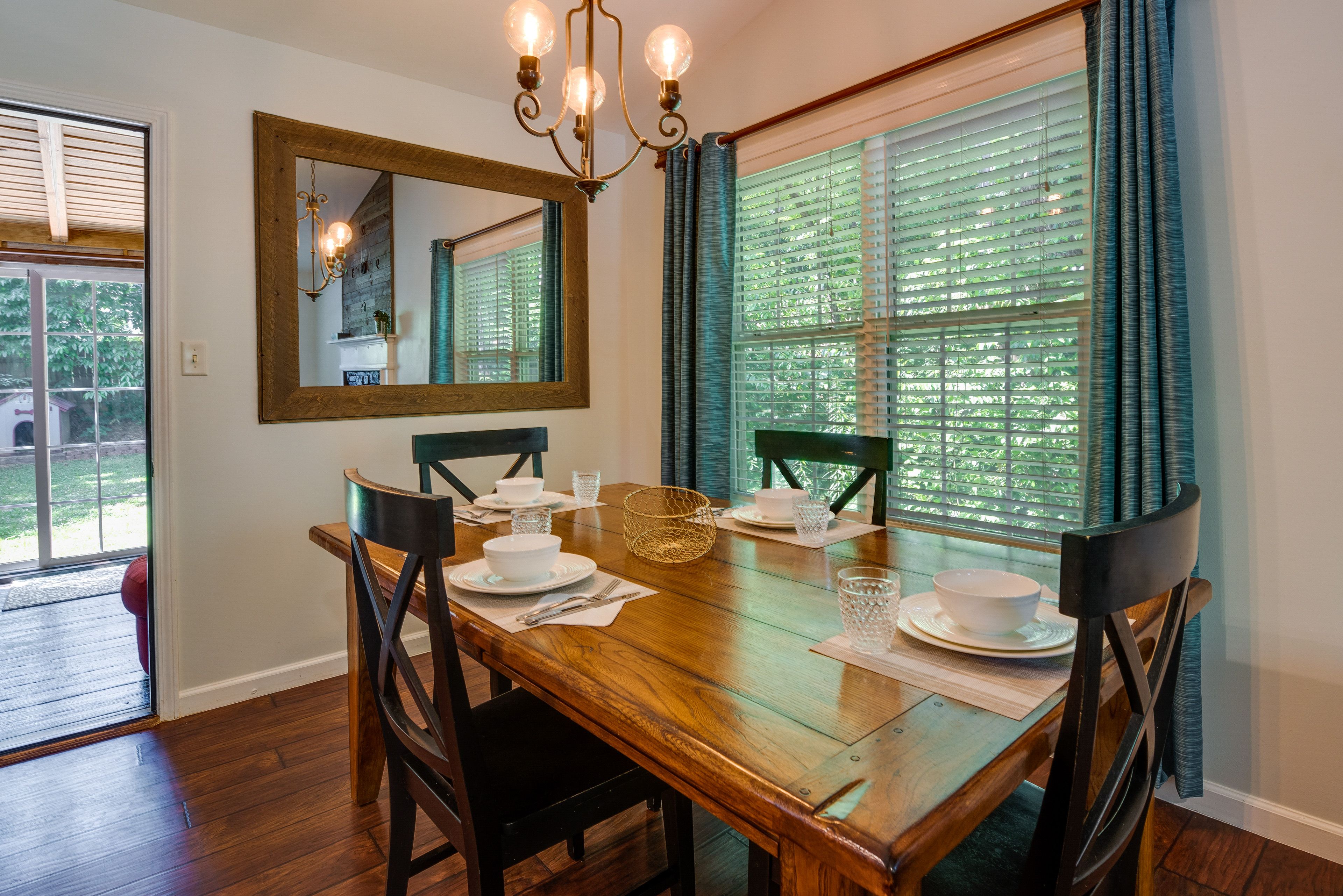 Dining Area | Dishware & Flatware Provided