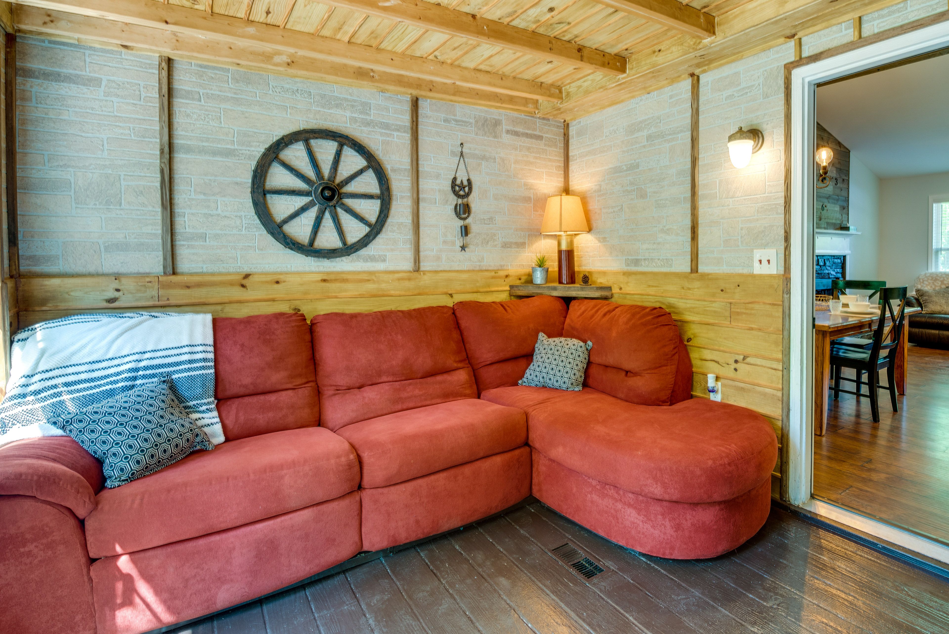 Sunroom | Smart TV | Seating
