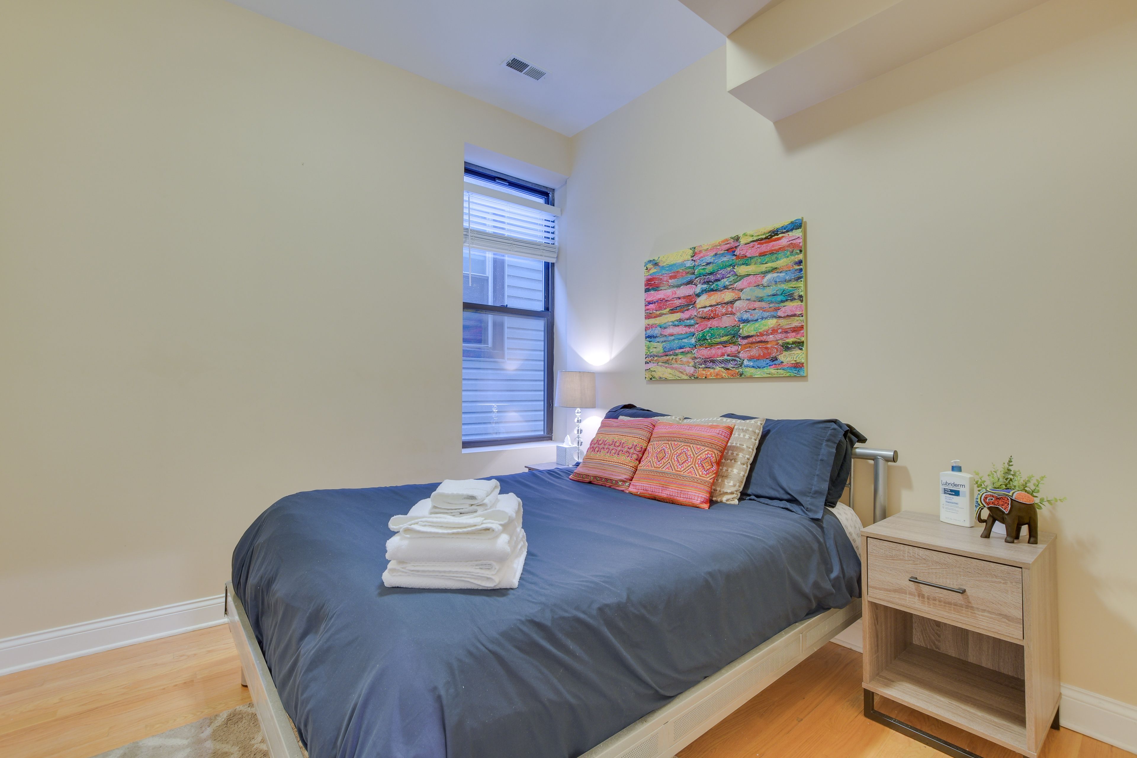 Bedroom 1 | Queen Bed