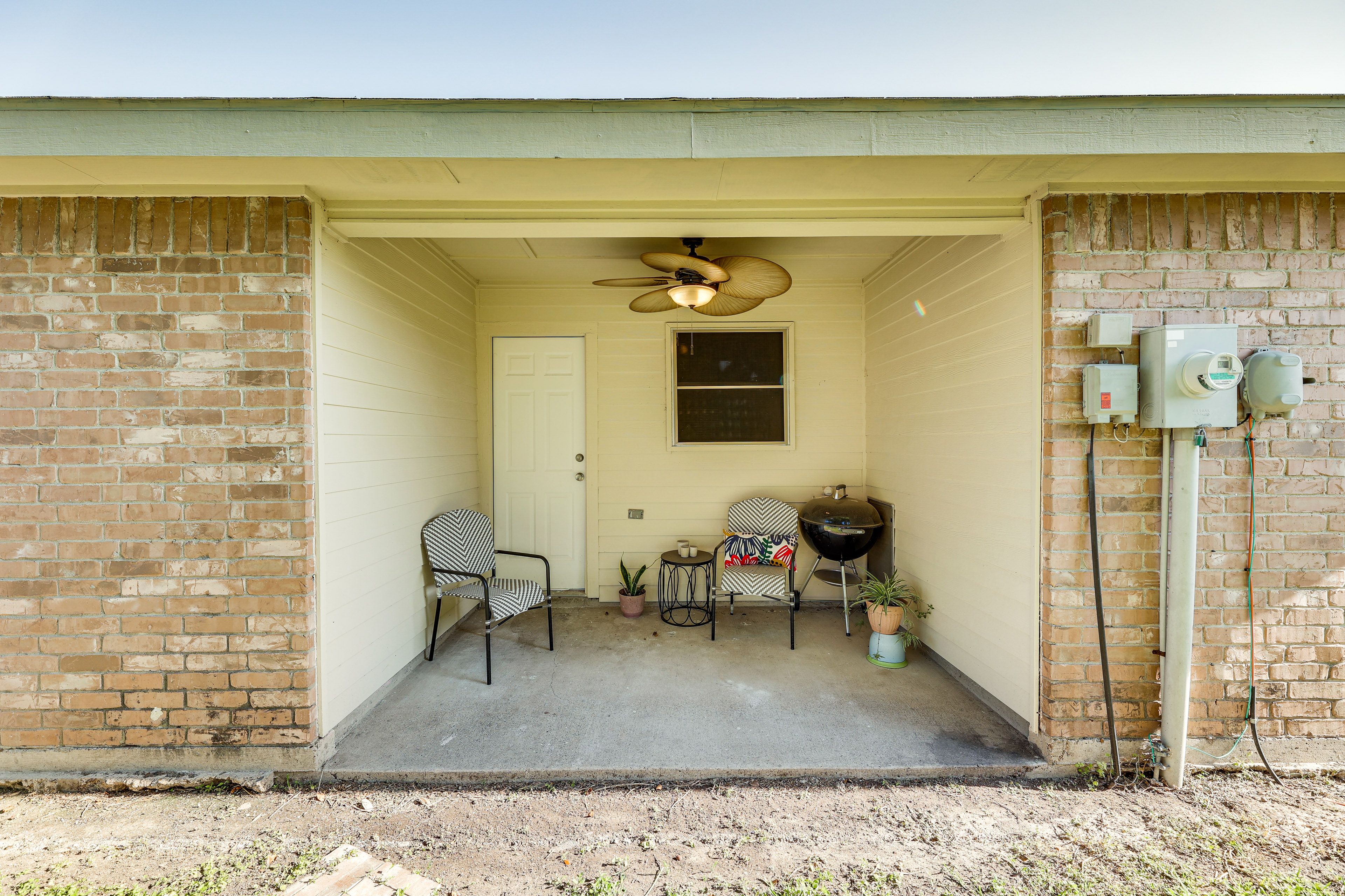 Covered Patio | Charcoal Grill