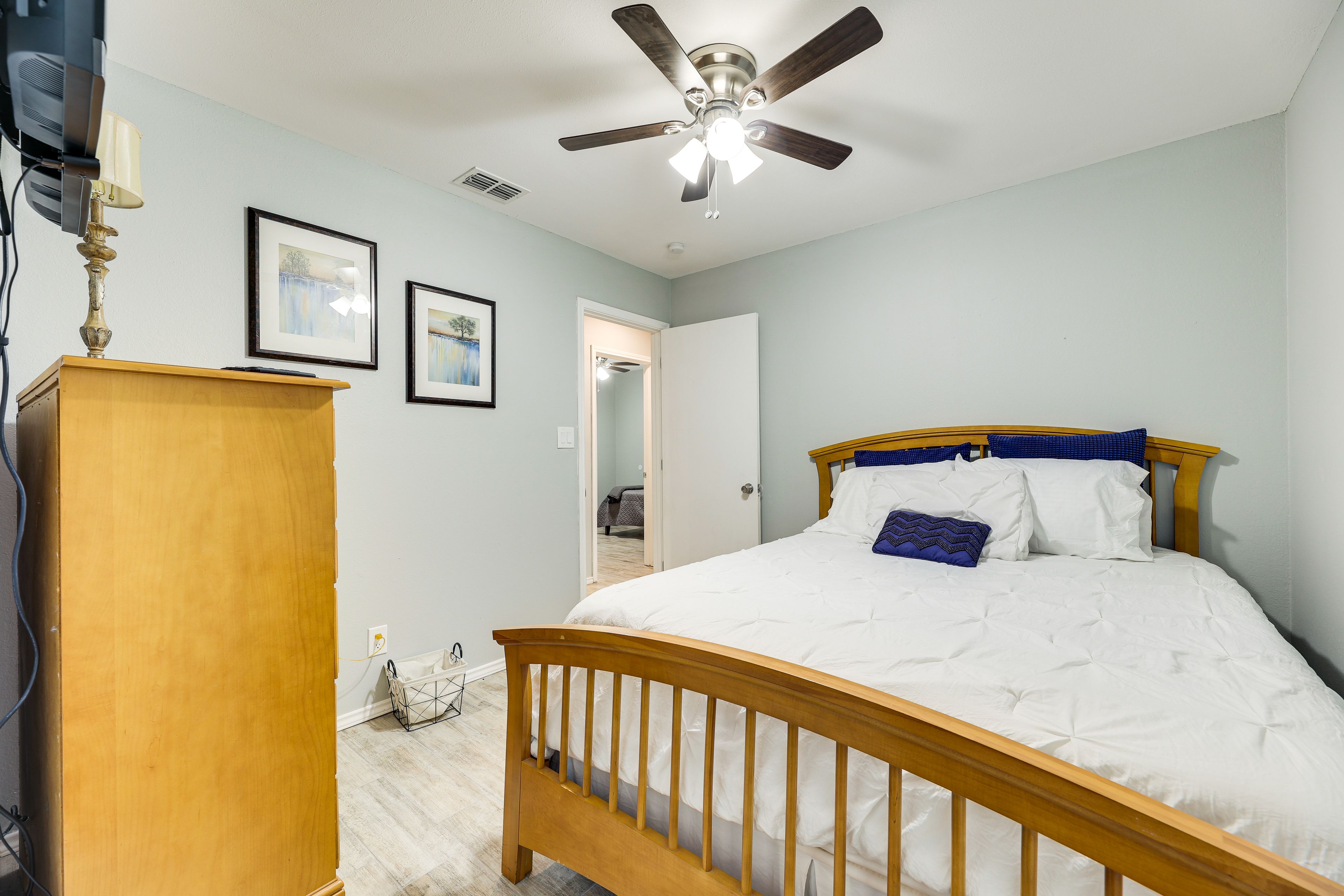 Bedroom 2 | Queen Bed | Smart TV