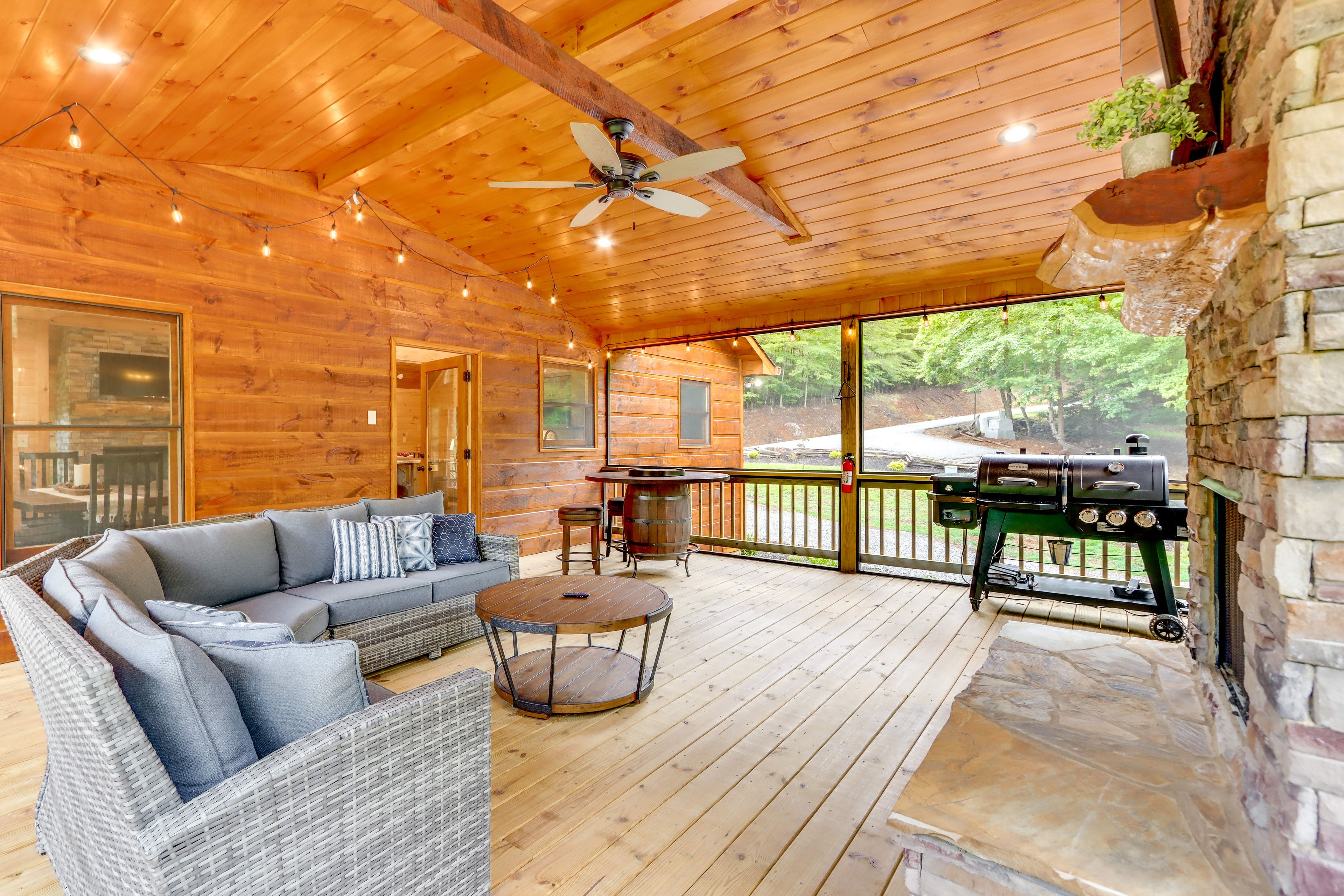 Screened Porch | Fireplace | Smart TV | Gas Grill