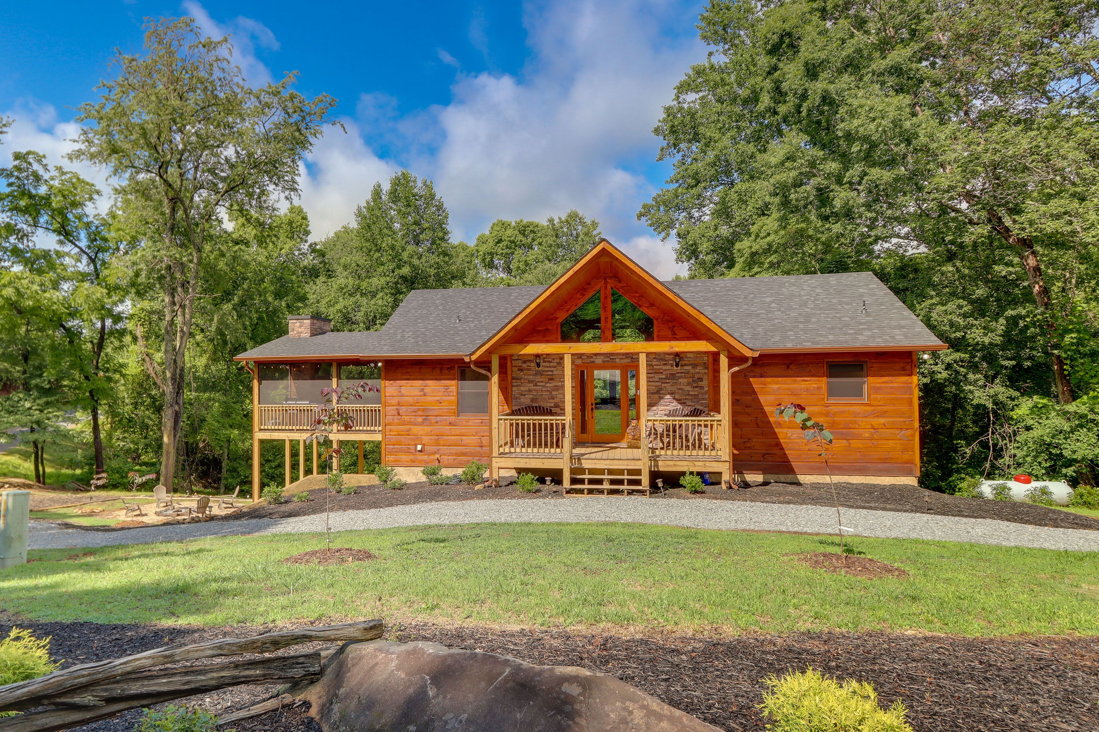 Mineral Bluff Vacation Rental | 3BR | 2.5BA | 2,600 Sq Ft | 3 Steps to Enter