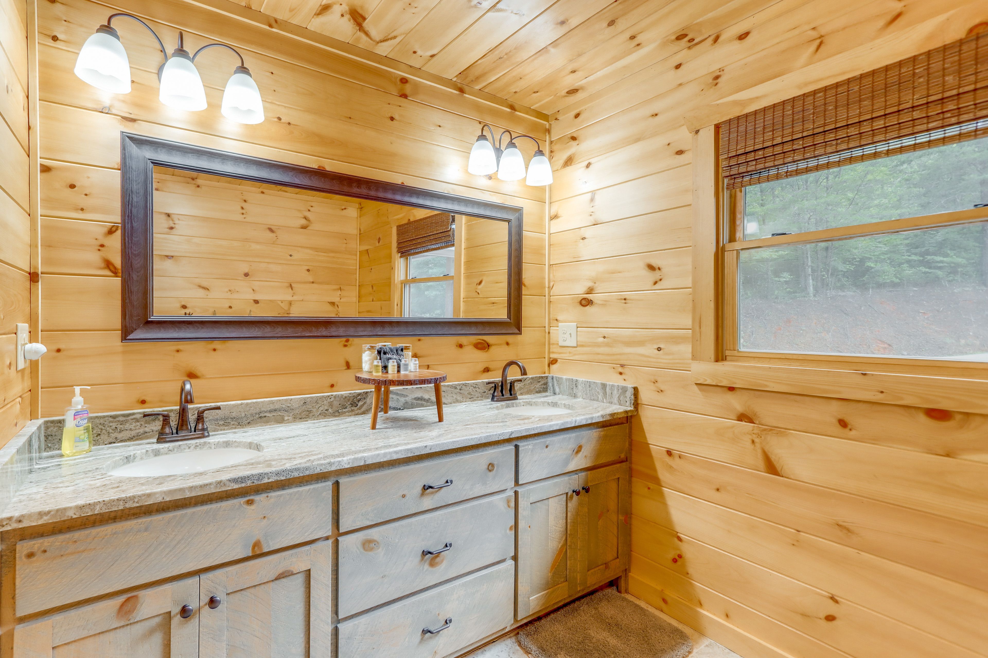 Bathroom | Complimentary Toiletries | Towels Provided
