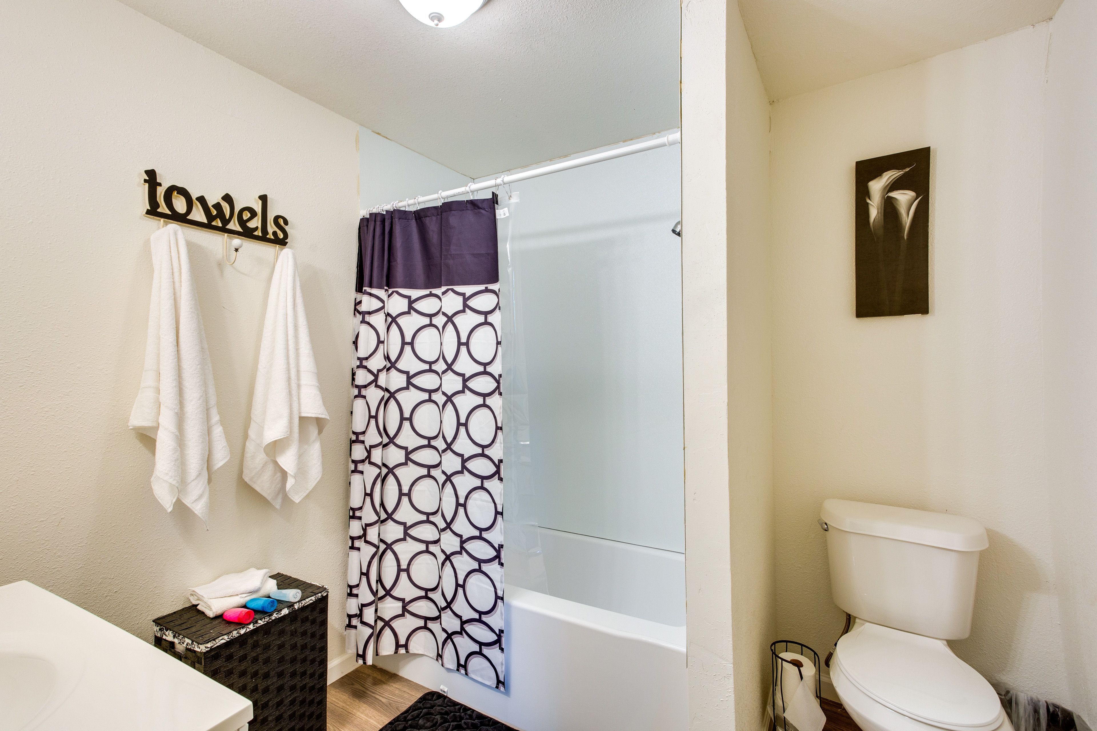 Full Bathroom | Towels Provided | Complimentary Toiletries