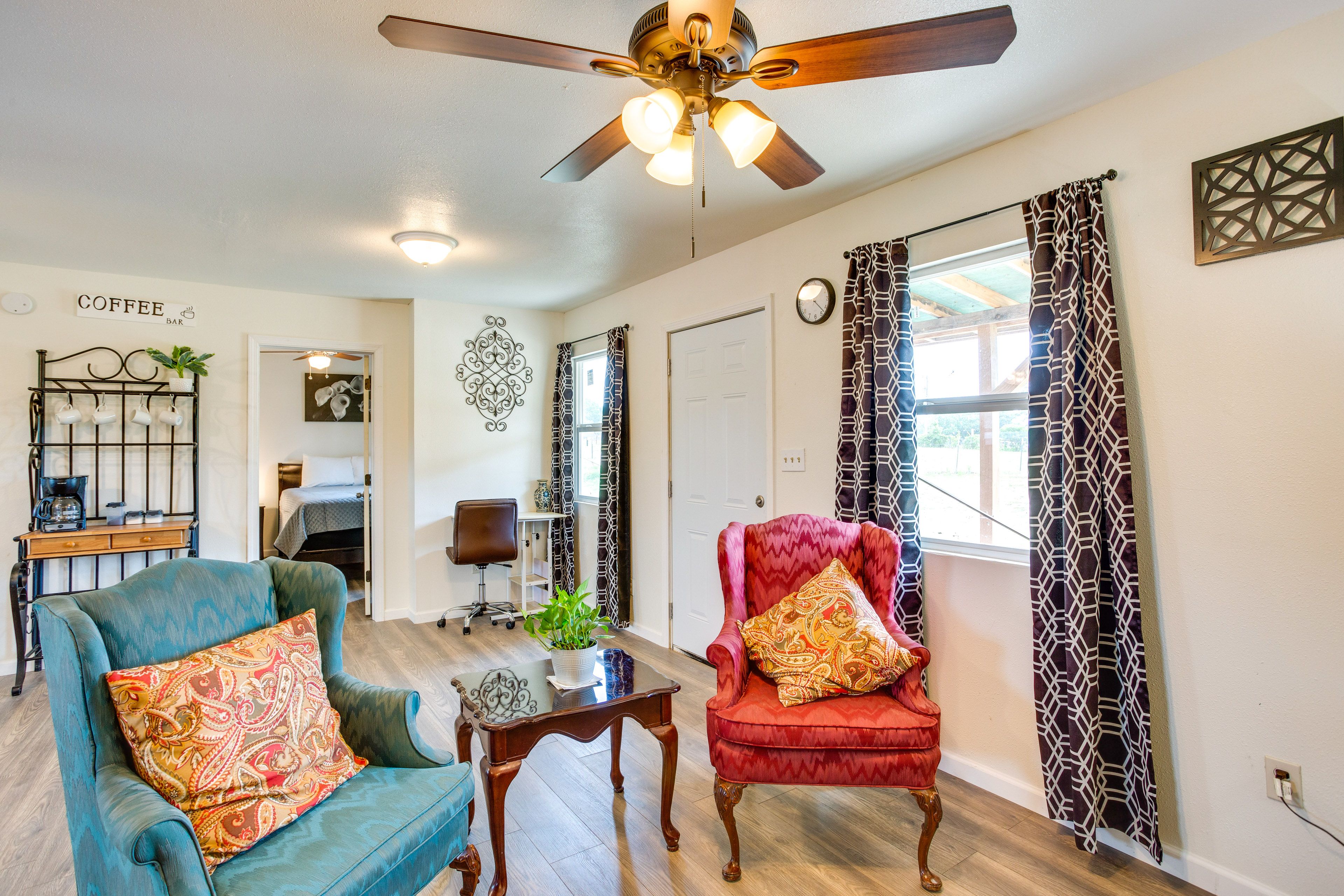 Living Area | In-Unit Laundry | 4 Mi to WinStar World Casino