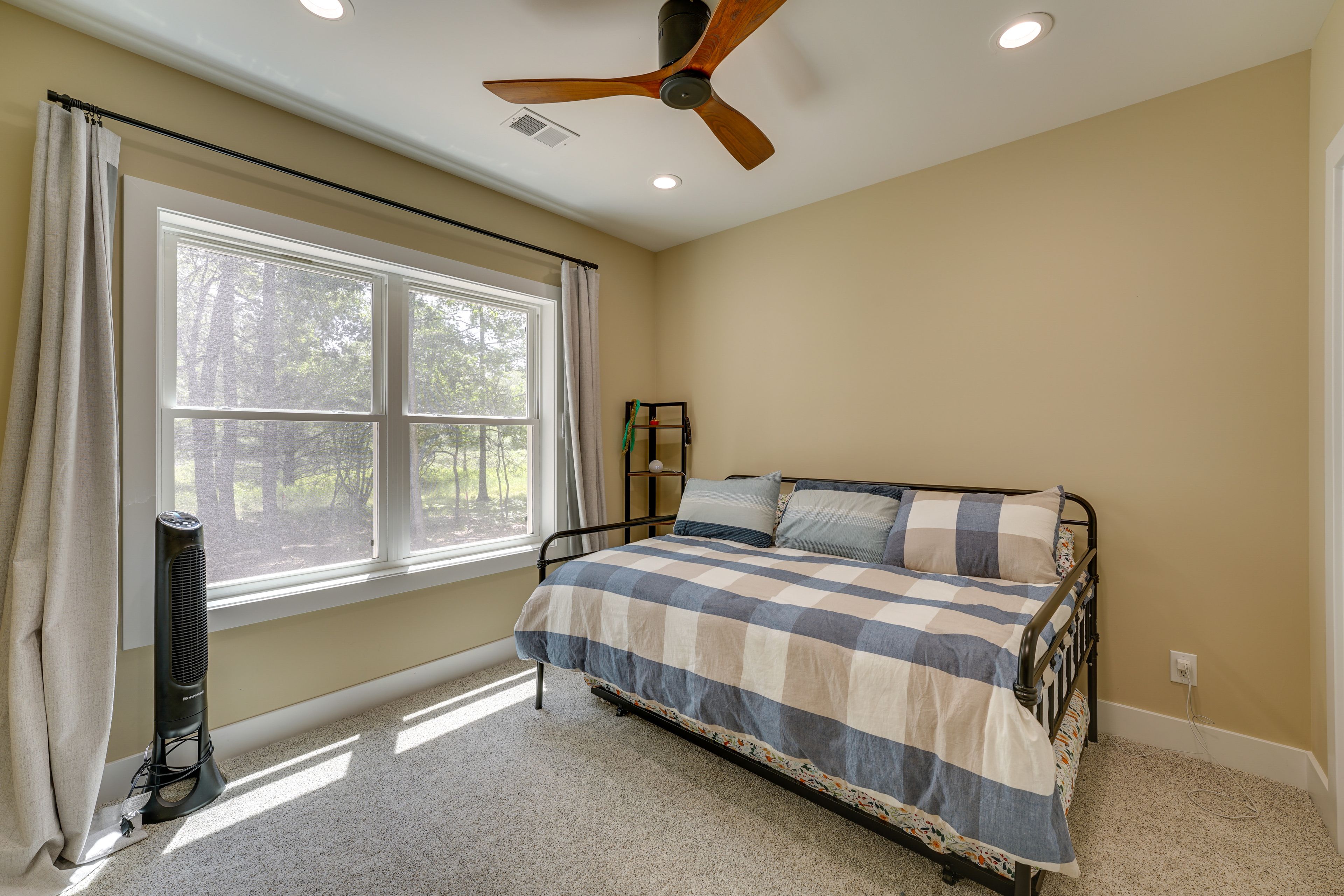 Bedroom 5 | Queen Daybed | Twin Air Mattress