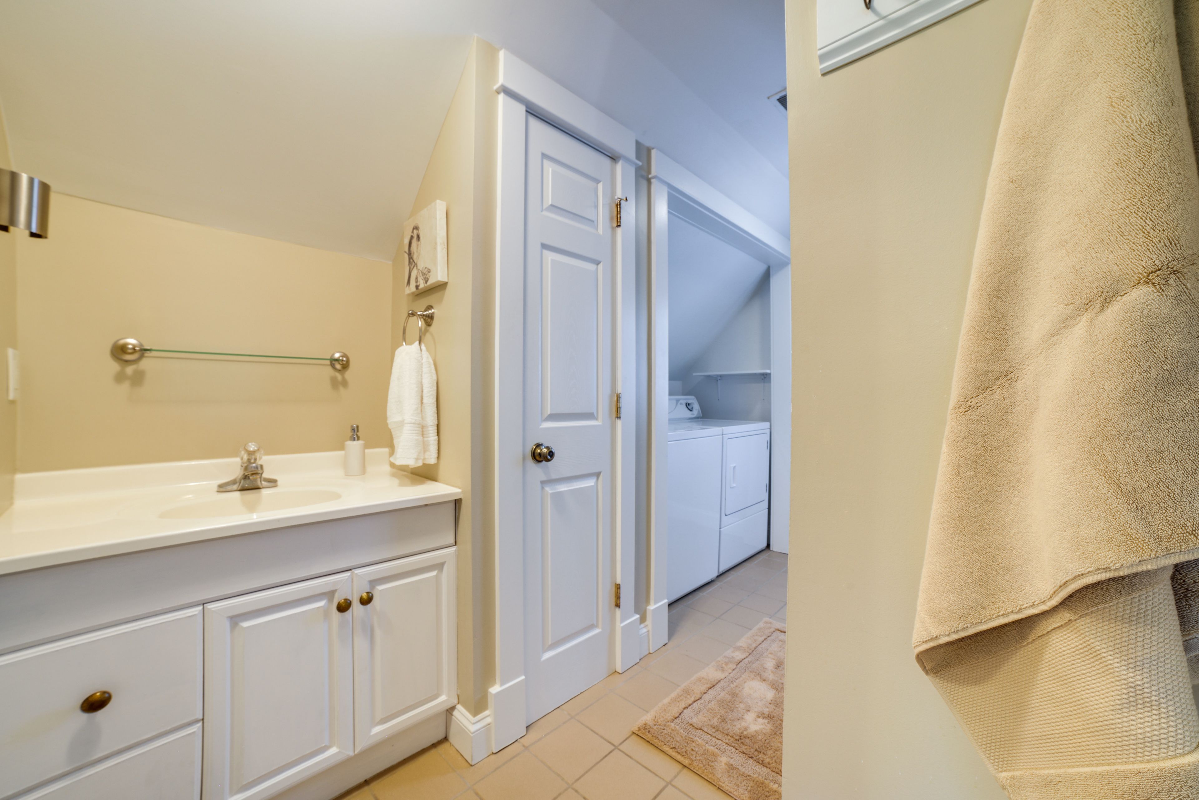 Full Bathroom | Towels Provided | Complimentary Toiletries