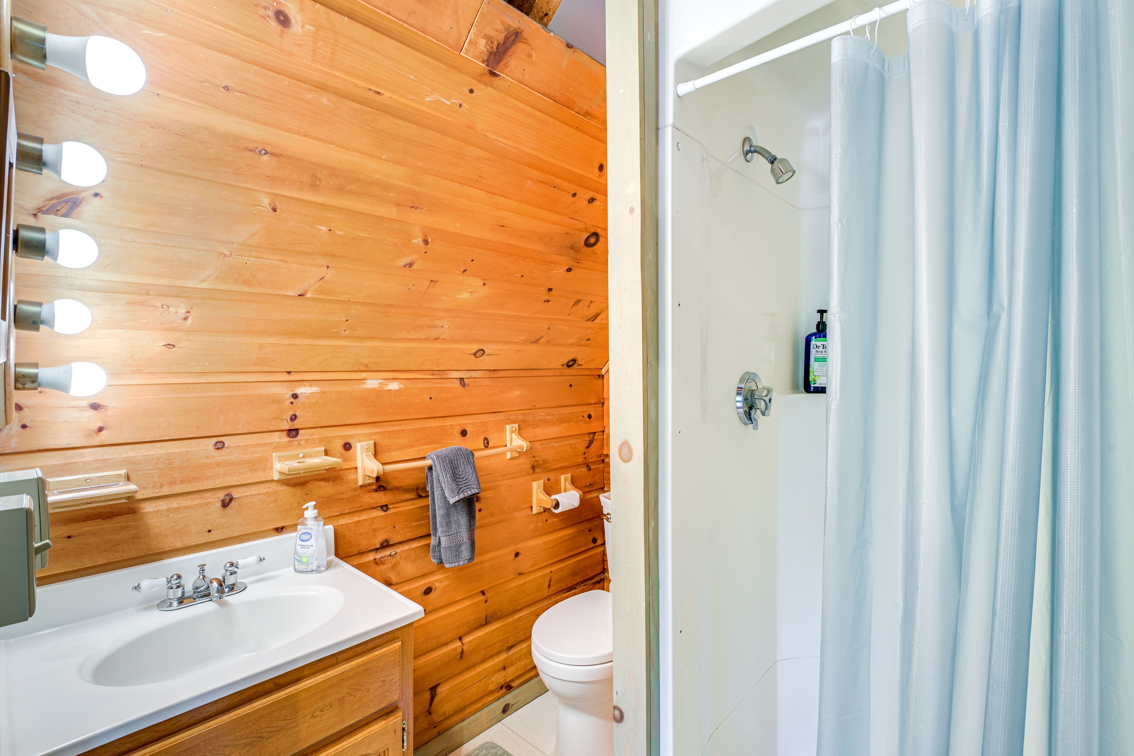 Full Bathroom | 2nd Floor