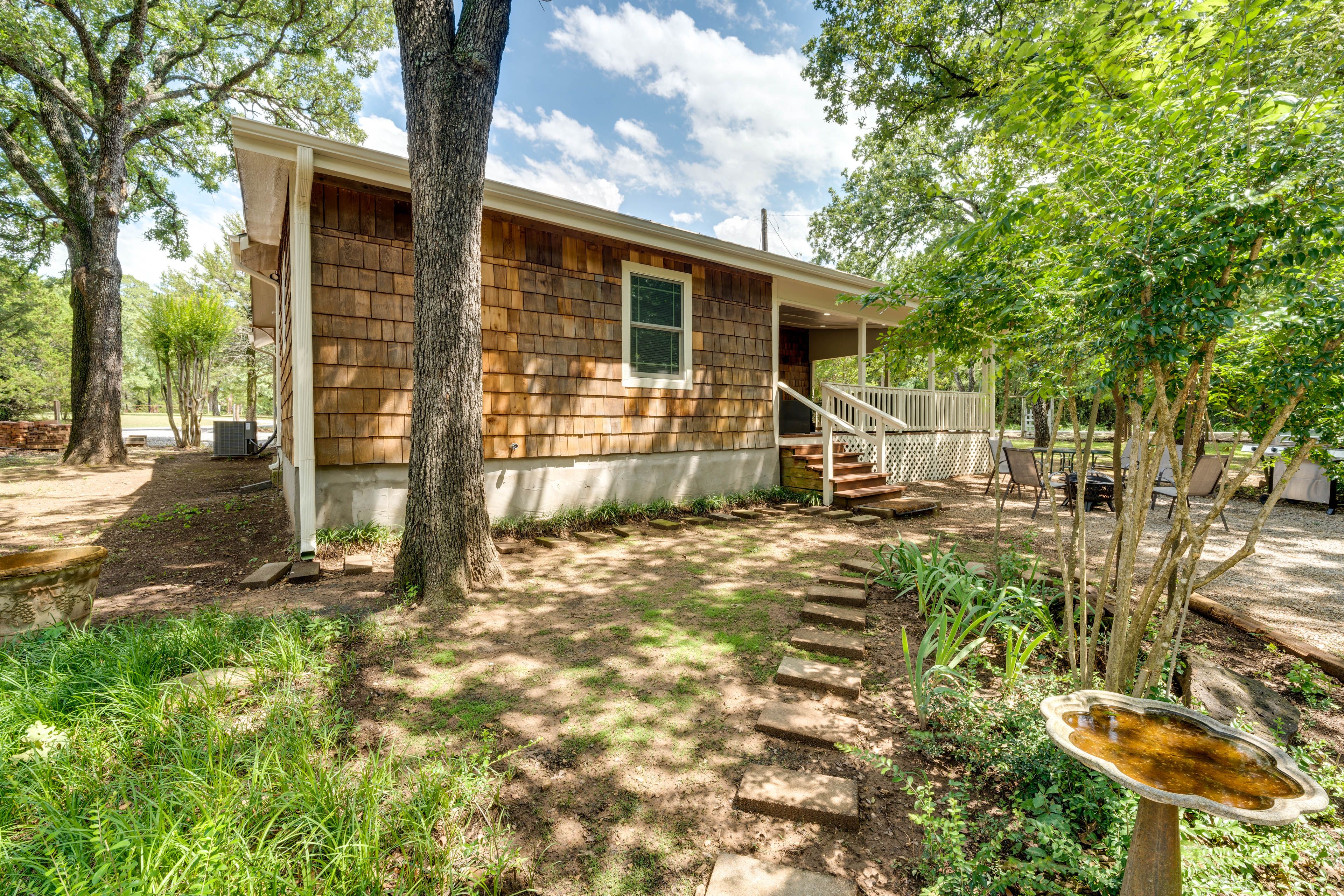 Private Yard | Fire Pit | Gas Grill | 0.75 Acres