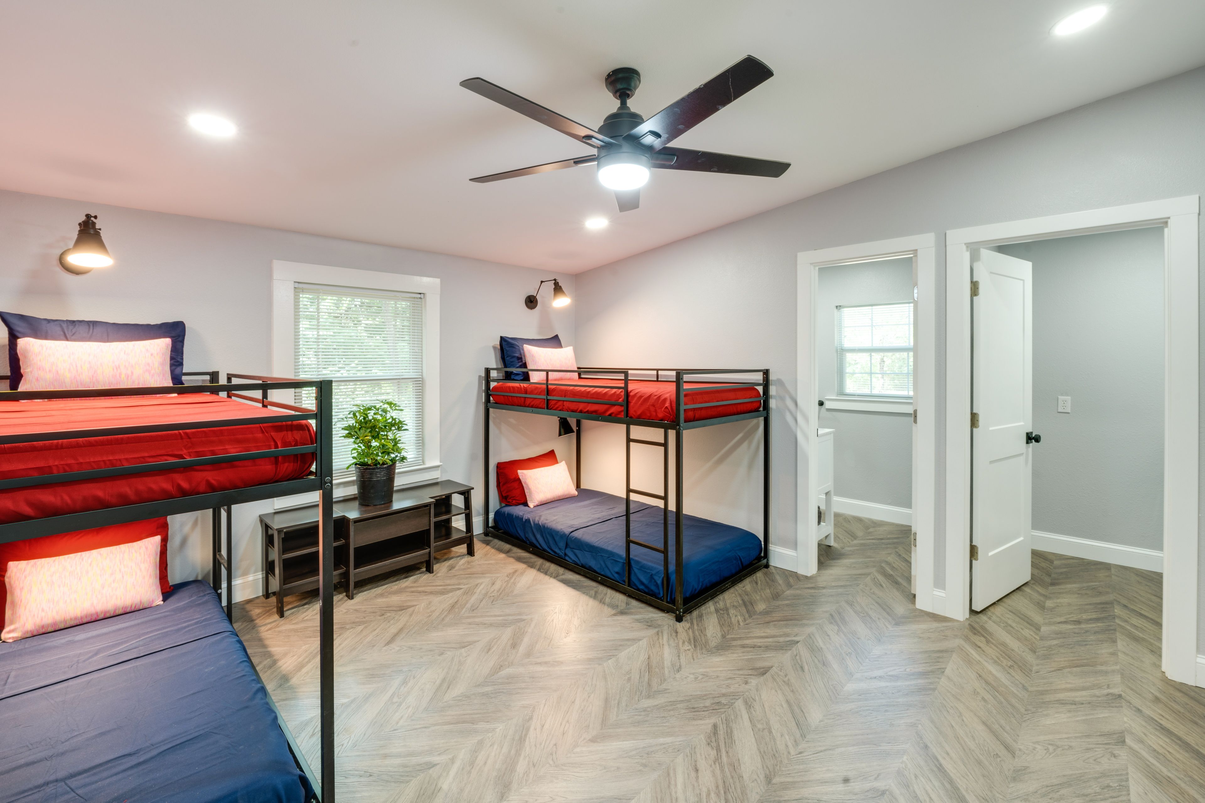 Bedroom 3 | 2 Twin Bunk Beds | Smart TV | Desk Workspace