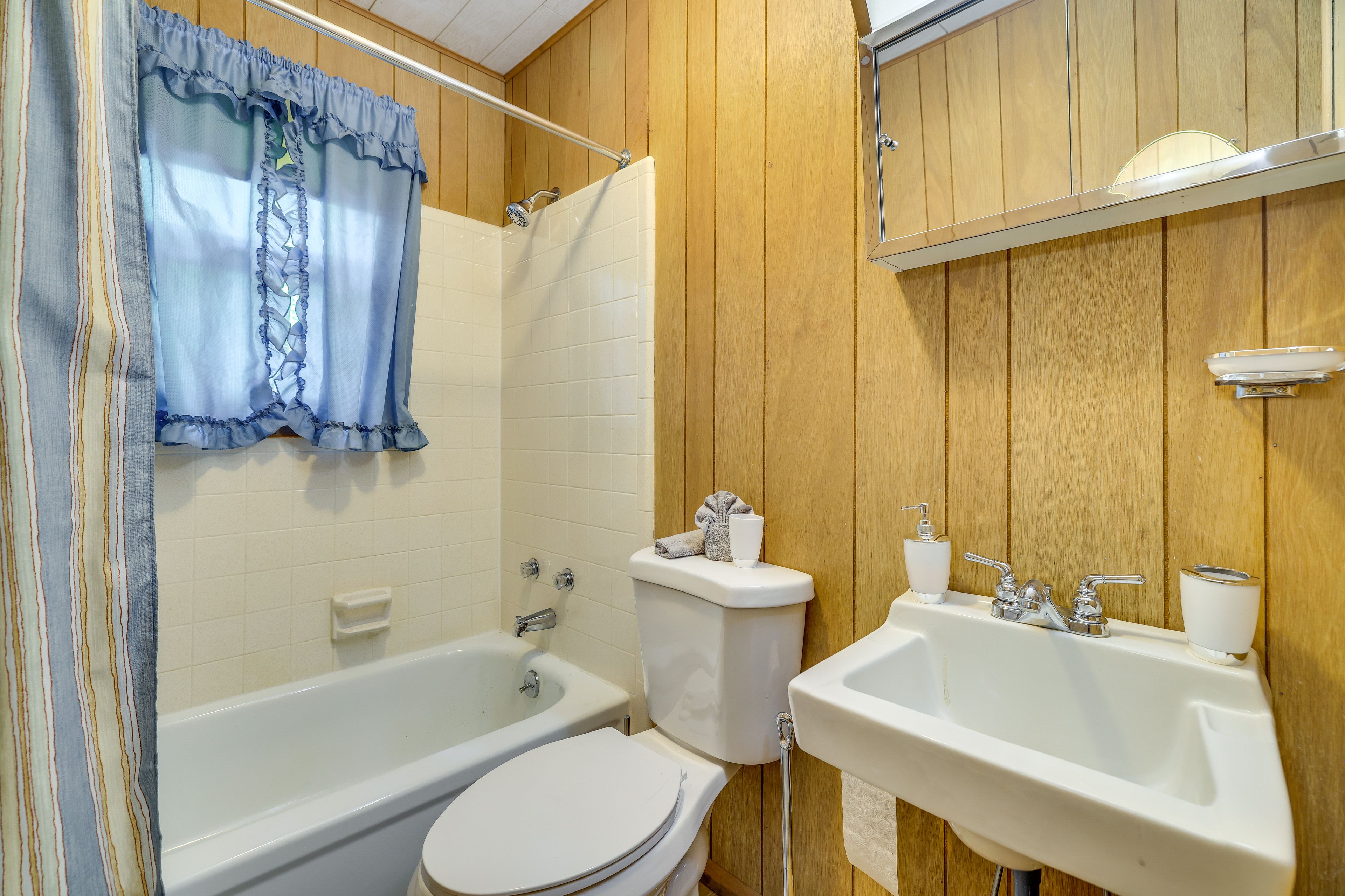 Full Bathroom | Complimentary Toiletries