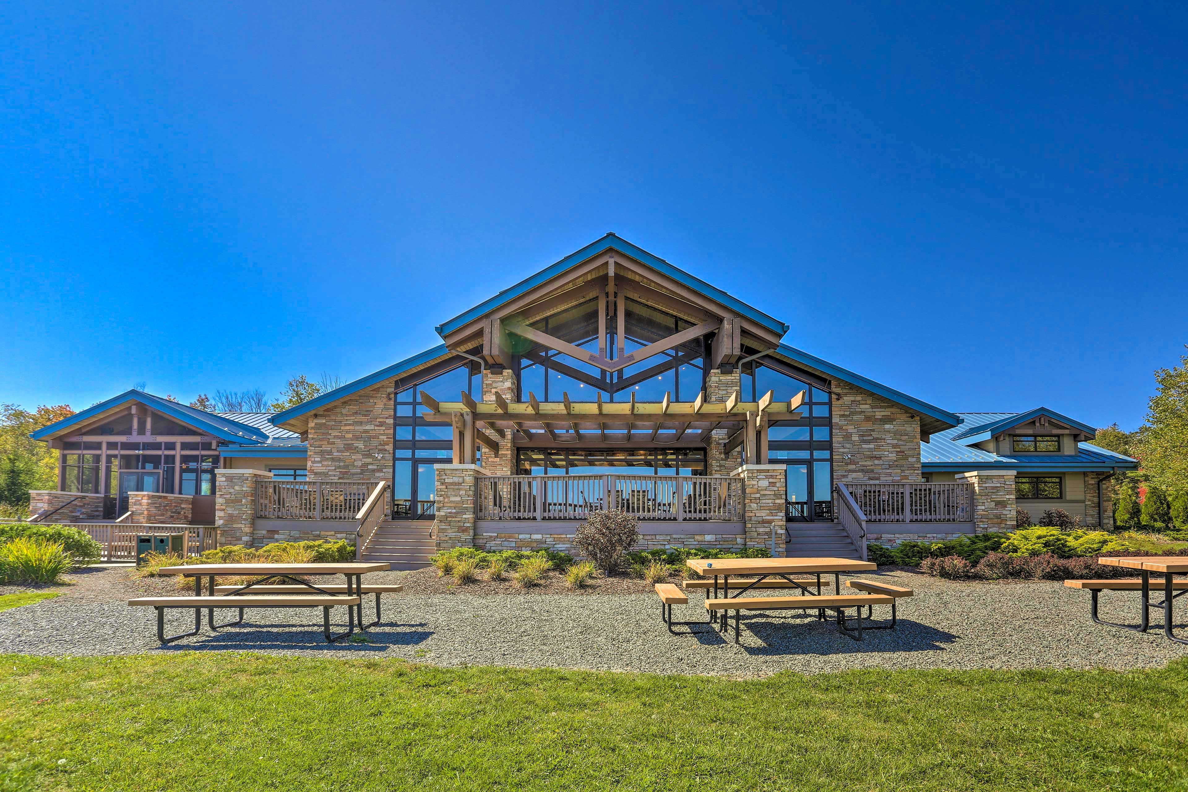 Community Amenities | Basketball Court | Game Room | Fitness Center