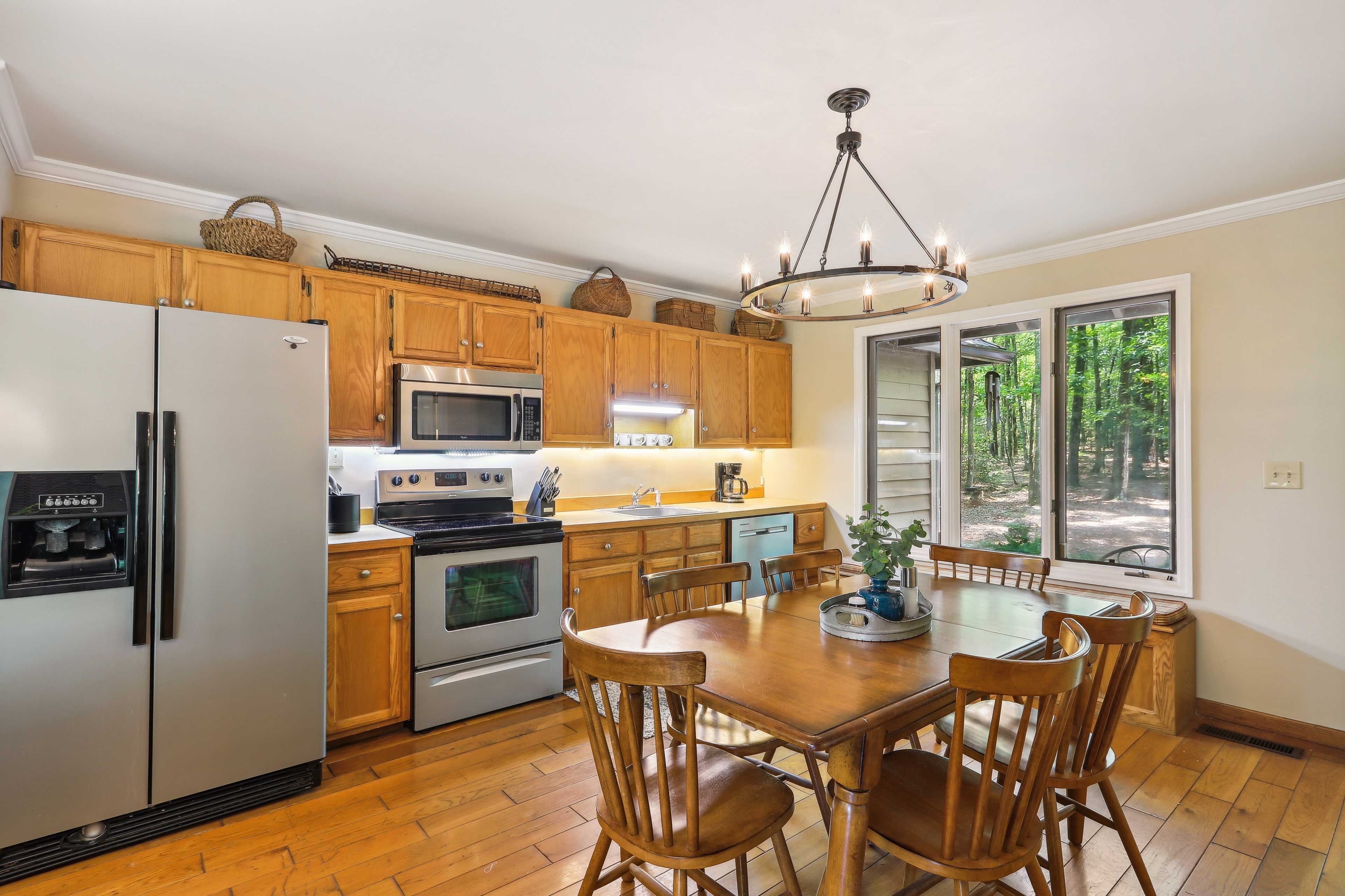 Dining Area | Dishware & Flatware Provided