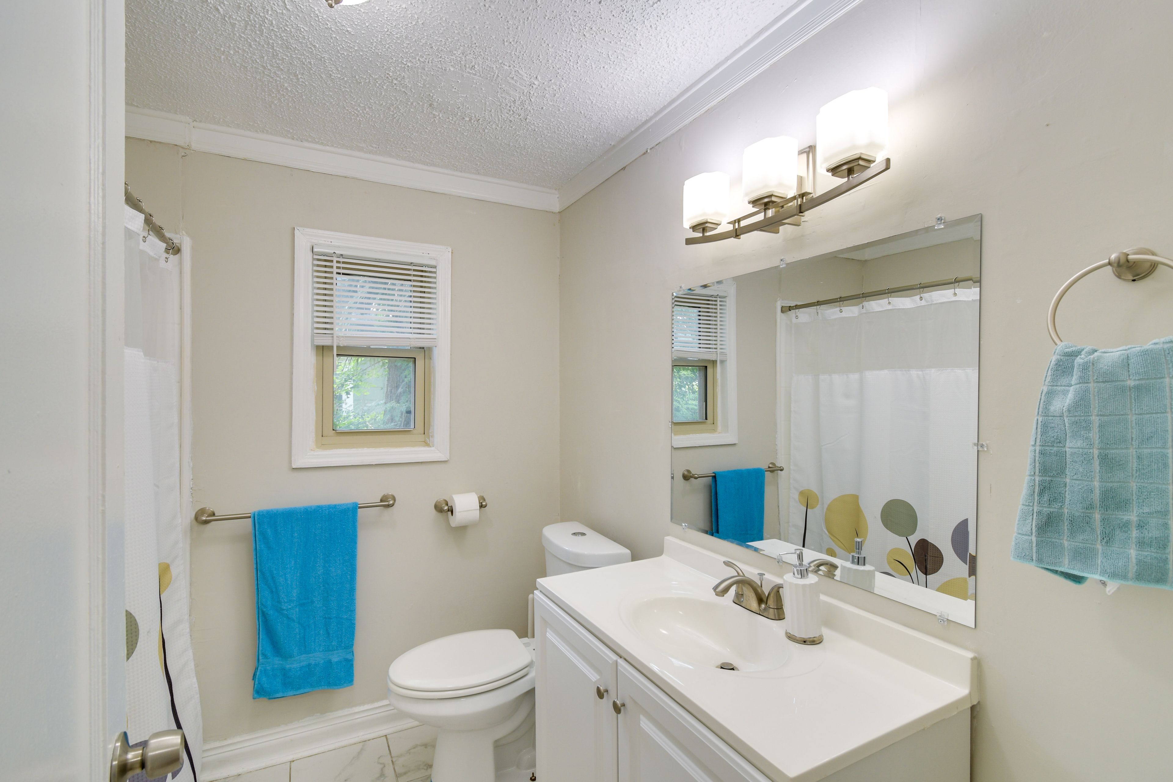 Full Bathroom | Towels Provided | Complimentary Toiletries