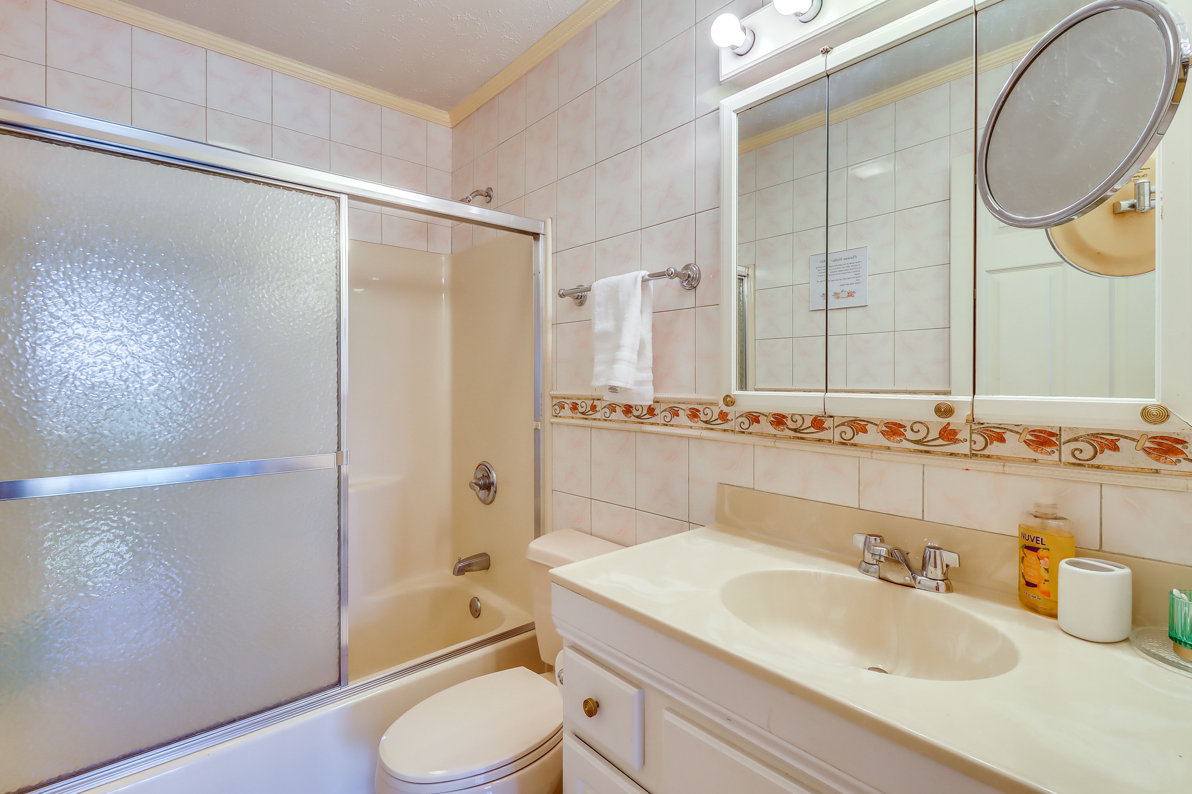 Full Bathroom | Shower/Tub Combo | Towels Provided
