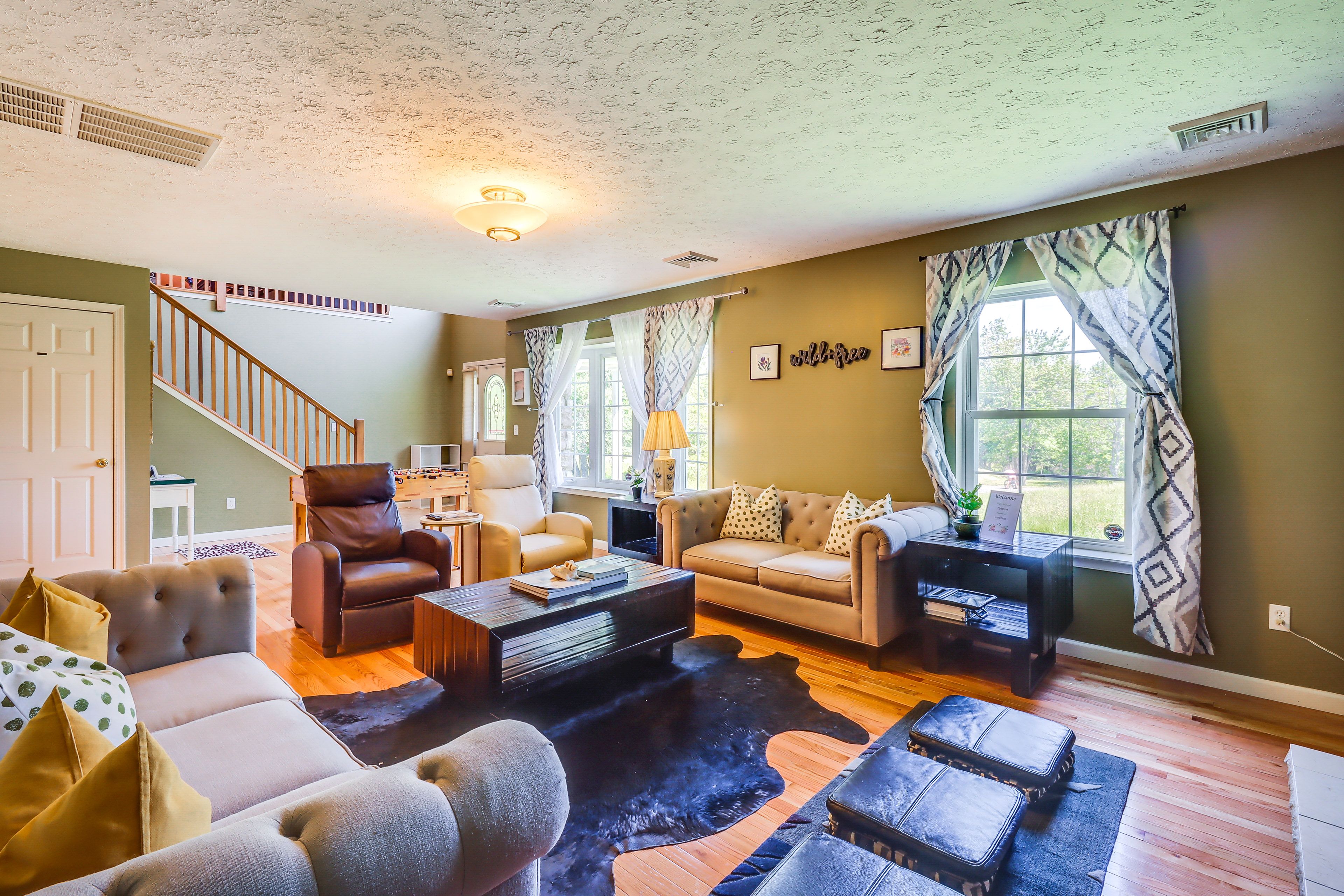 Living Room | Smart TV | Fireplace | Central Heating & A/C | Free WiFi