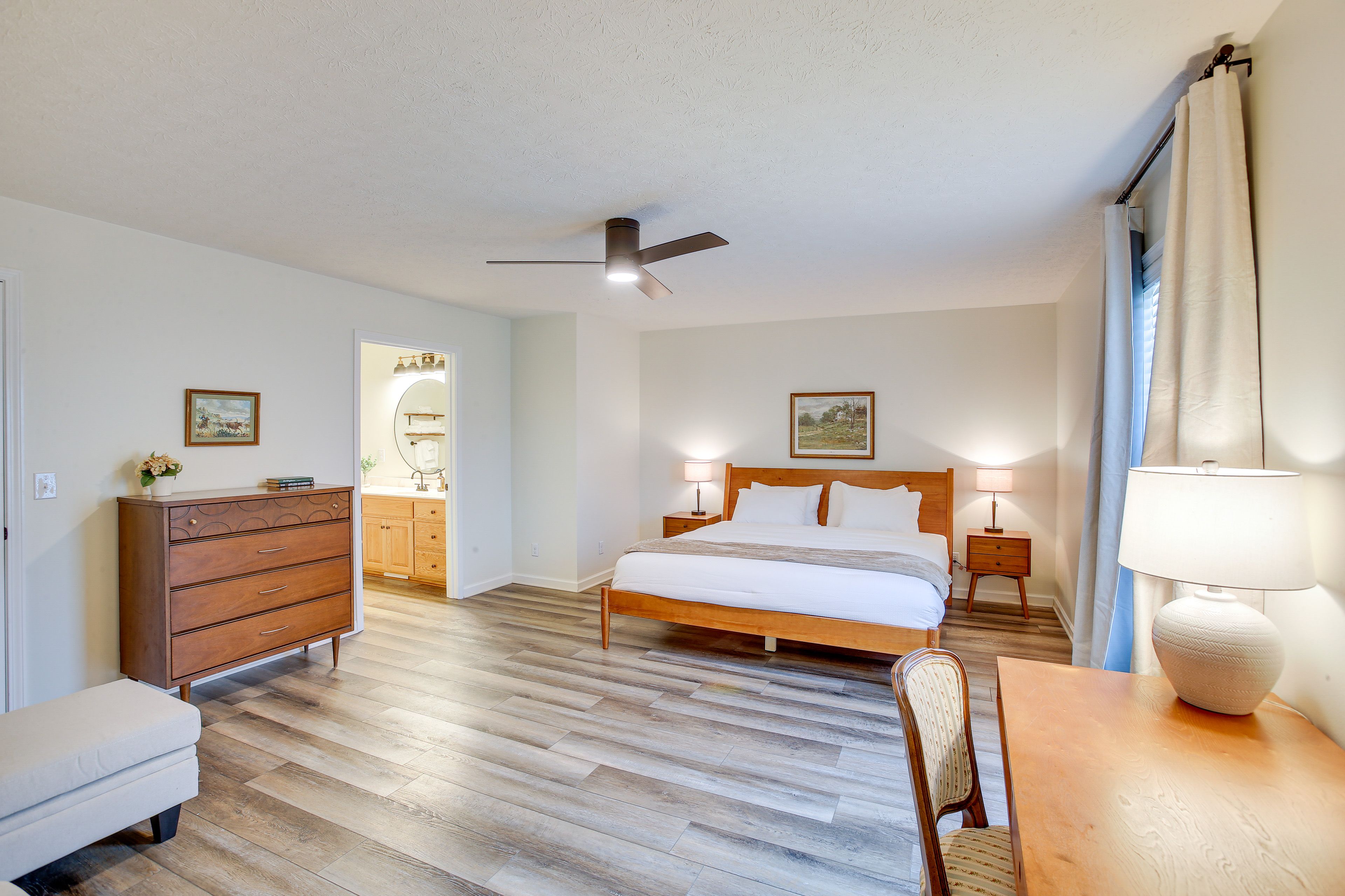 Bedroom 1 | King Bed | En-Suite Bathroom | 1st Floor