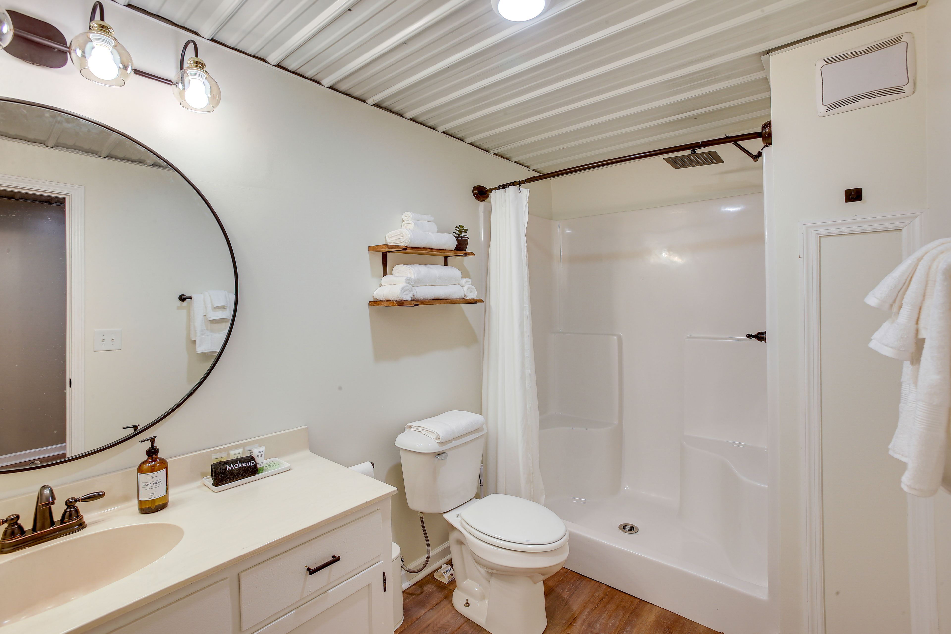 Full Bathroom | 1st Floor