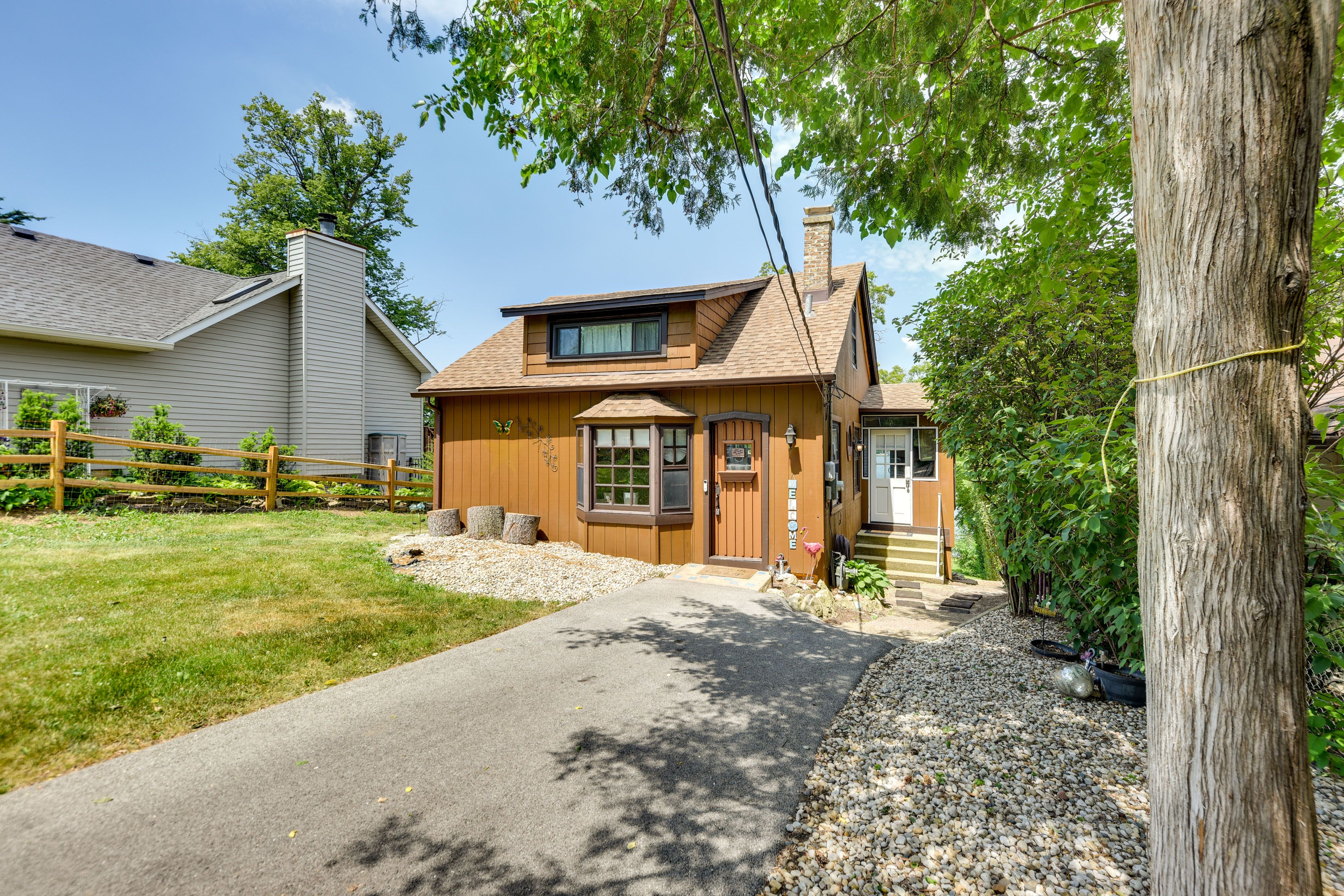 Parking | Driveway (4 Vehicles) | RV Parking Available