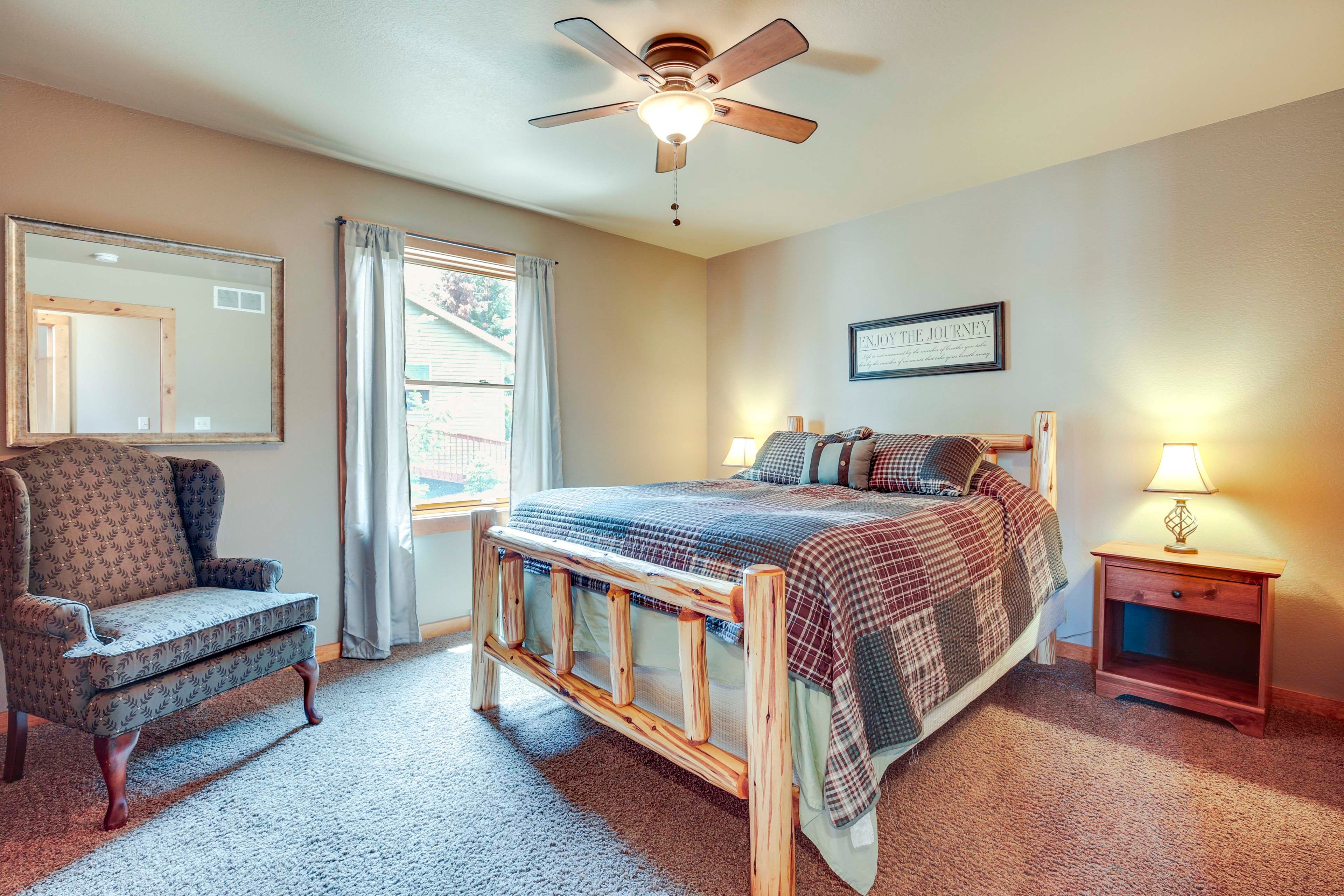 Bedroom 1 | Queen Bed | 1st Floor | Linens Provided
