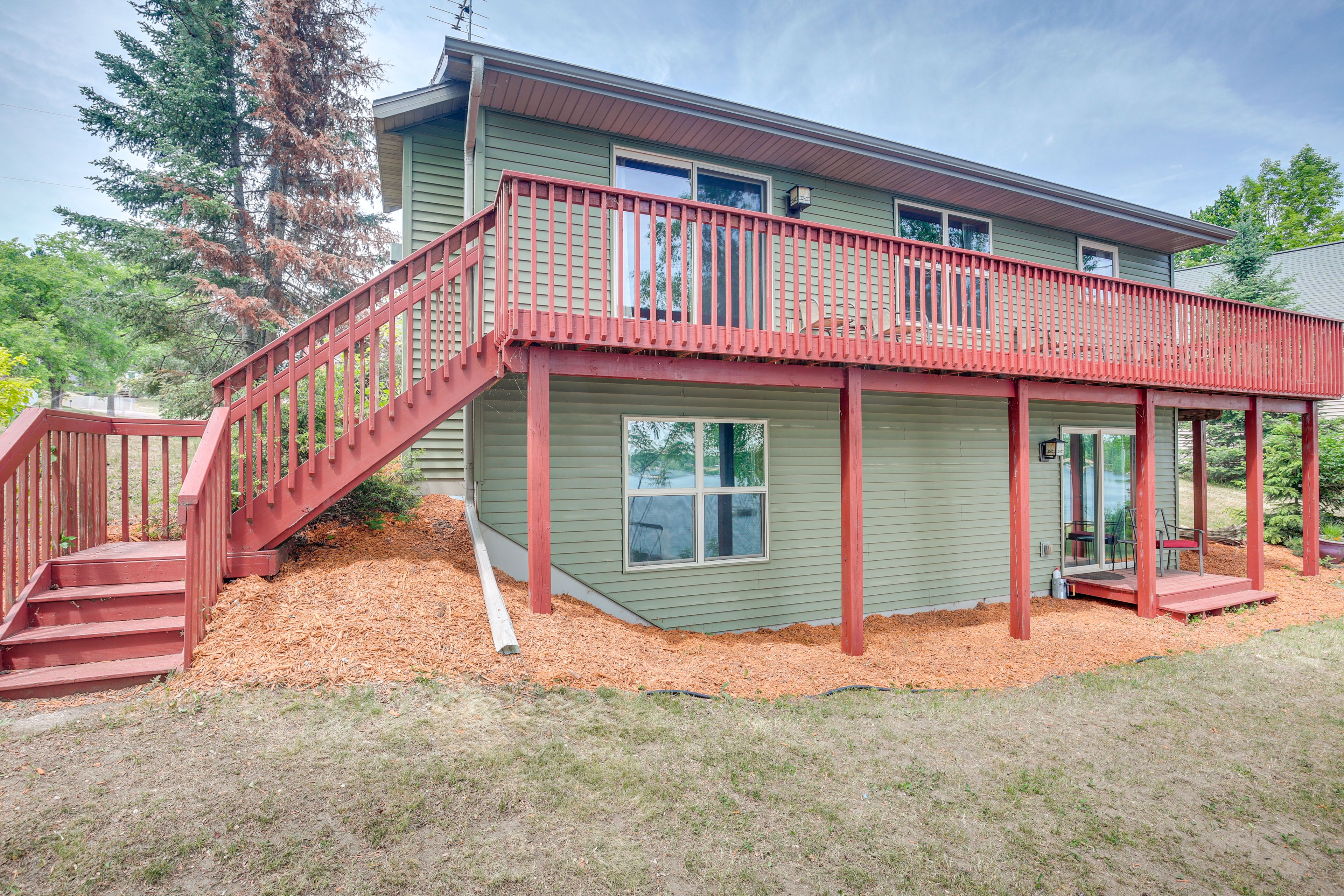 Private Yard | Picnic Table | Charcoal Grill | Fire Pit