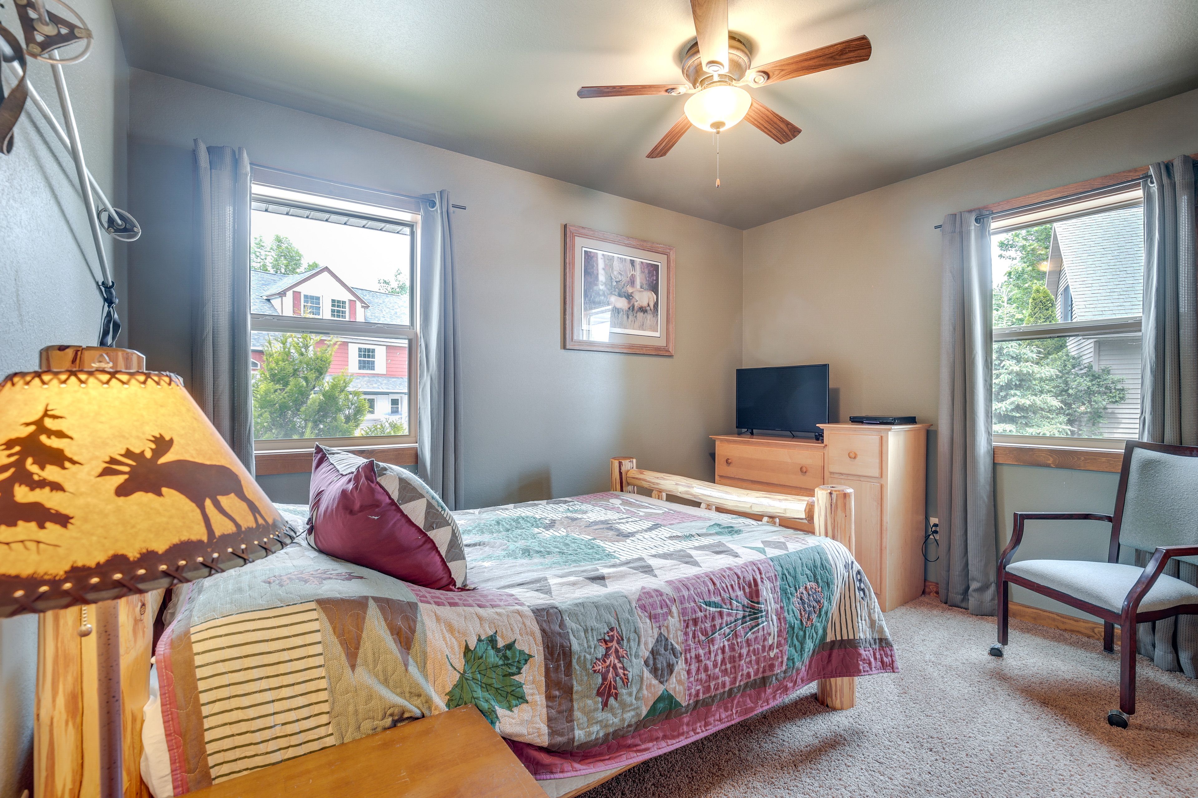 Bedroom 2 | Full Bed | 1st Floor | Hangers