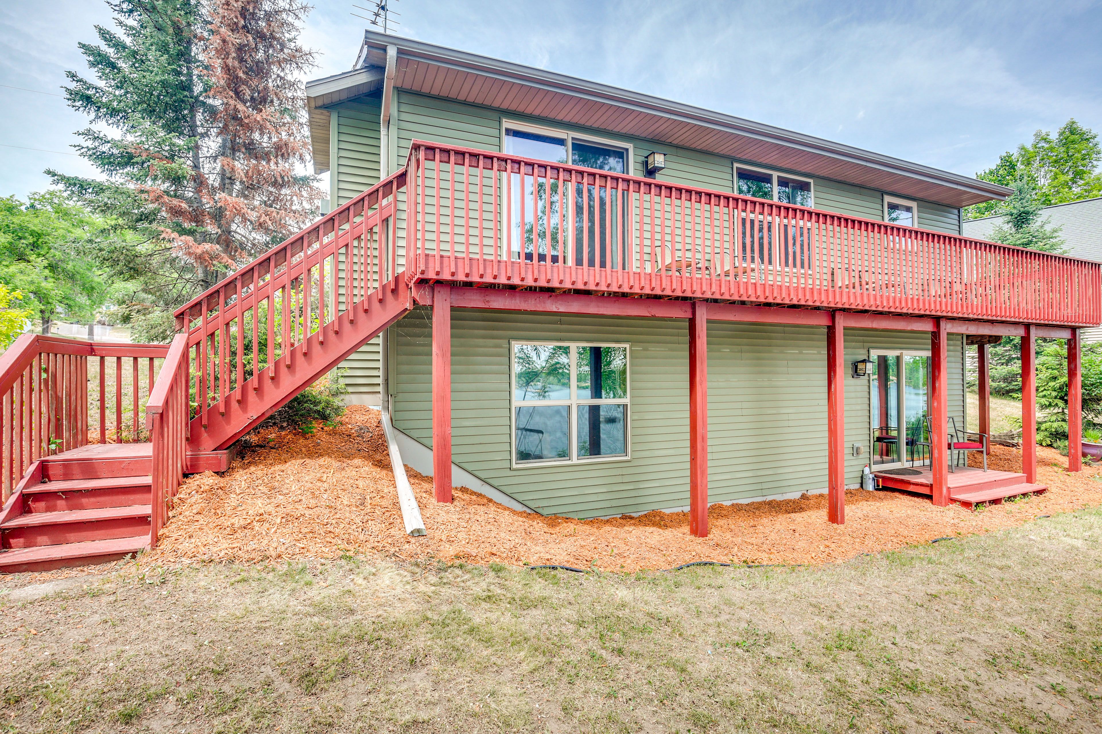 Private Yard | Picnic Table | Charcoal Grill | Fire Pit