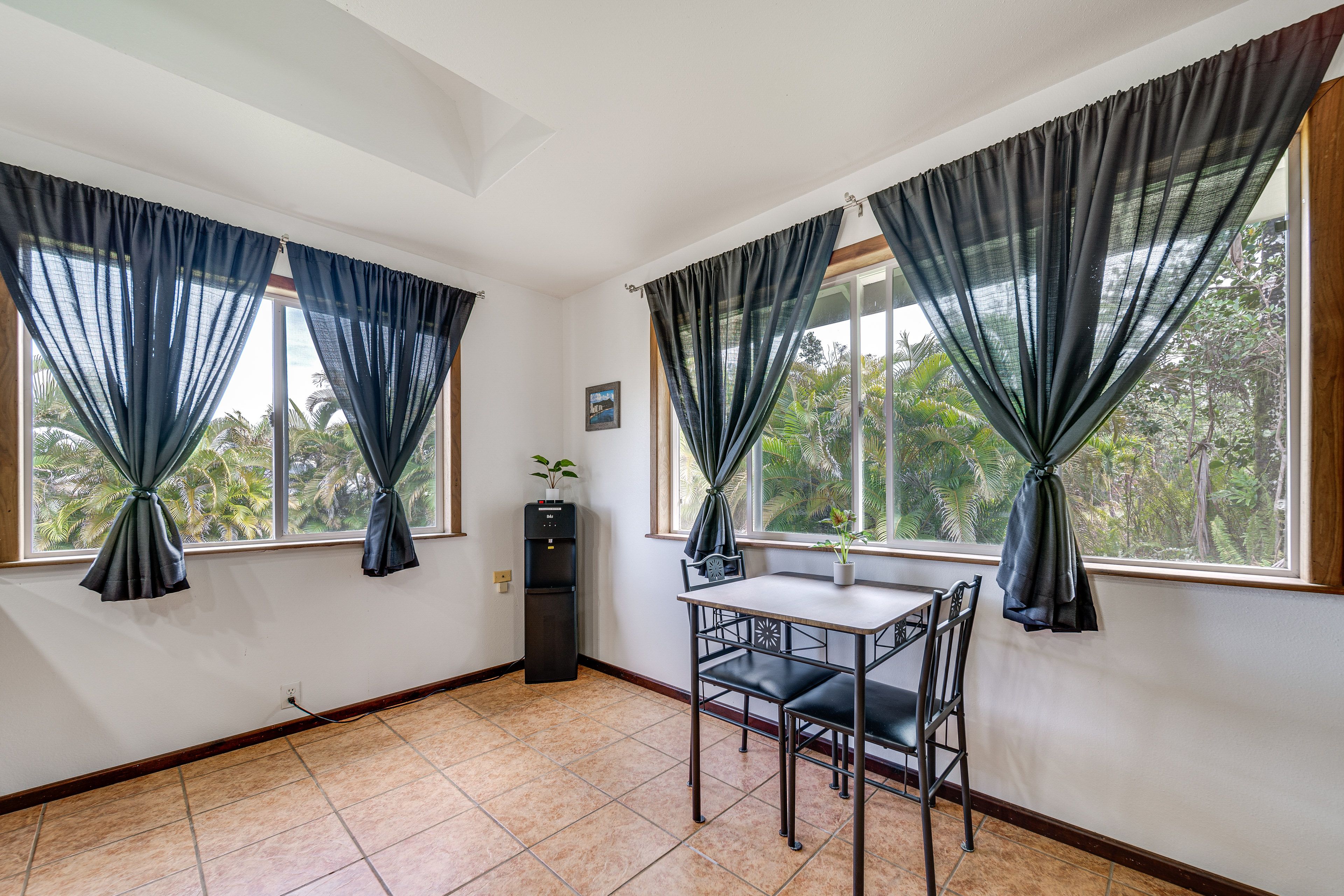 Dining Area | Dishware/Flatware Provided