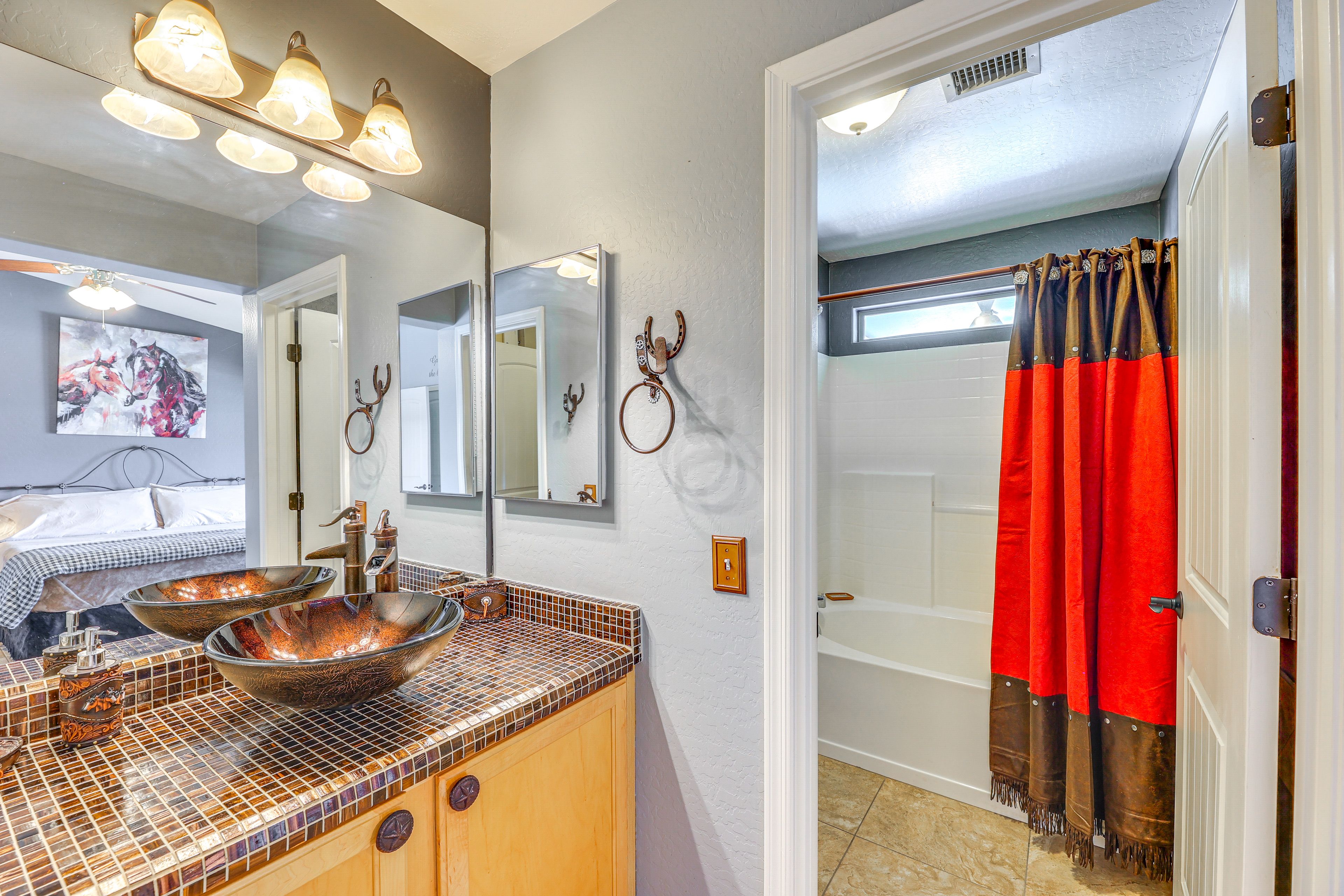 En-Suite Bathroom | Towels Provided