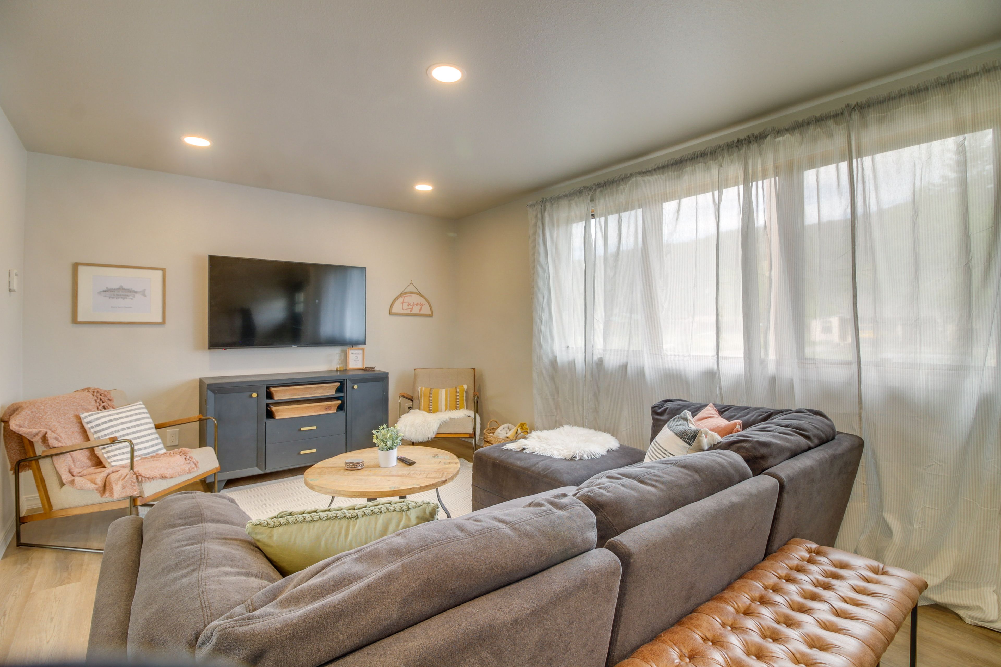 Living Room | No A/C | Smart TVs | Free WiFi