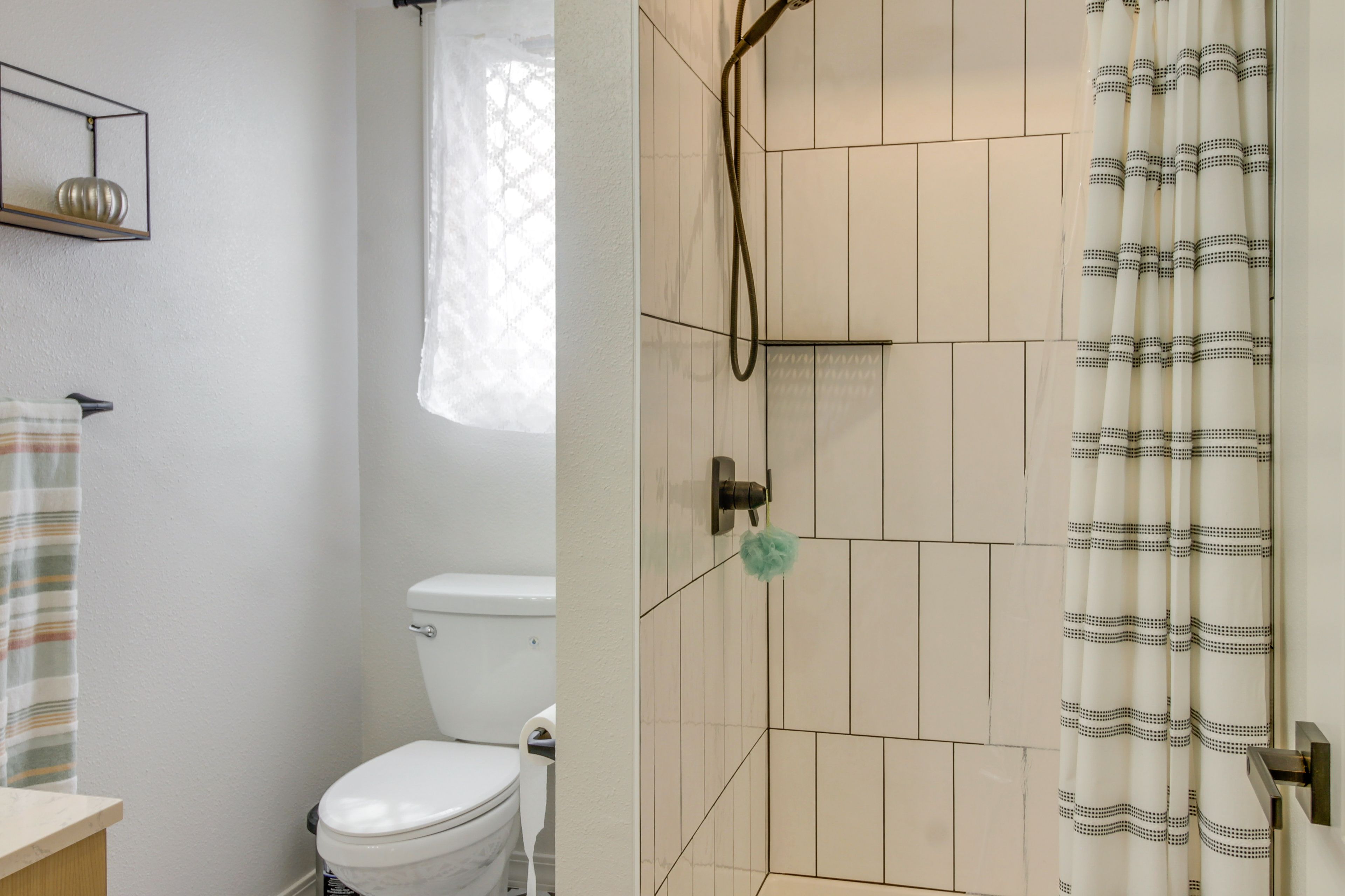 Full Bathroom | Linens & Towels | Hair Dryer