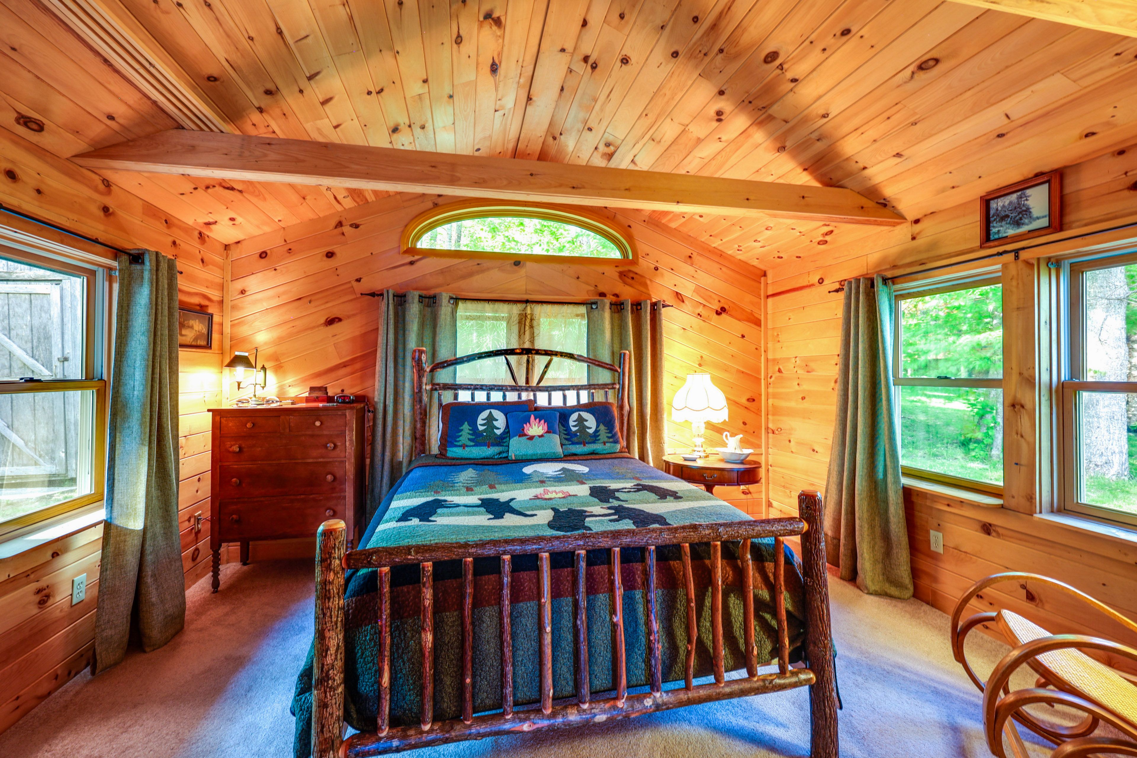 Bedroom 1 | Queen Bed