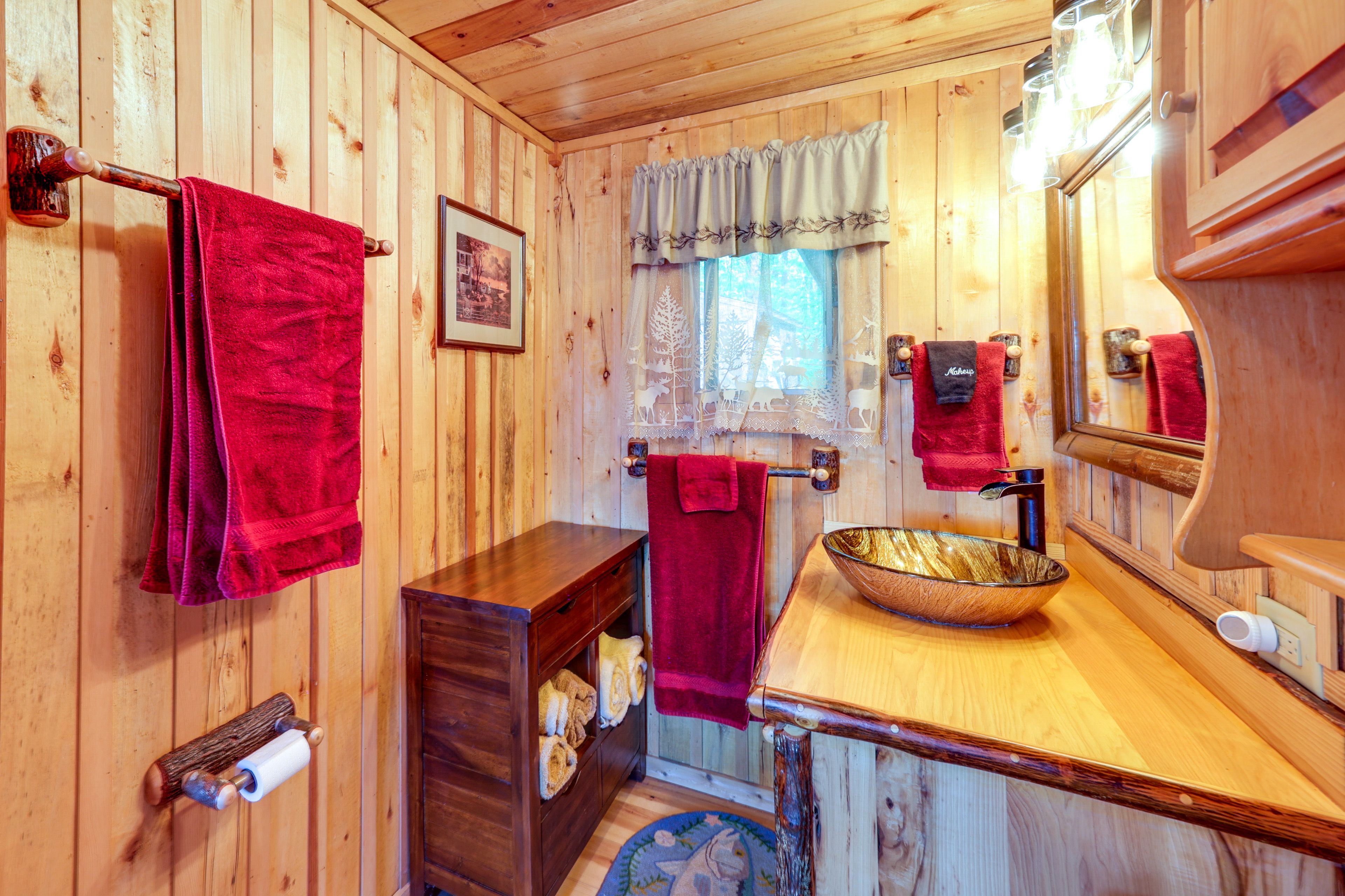 Full Bathroom | Complimentary Toiletries | Hair Dryer