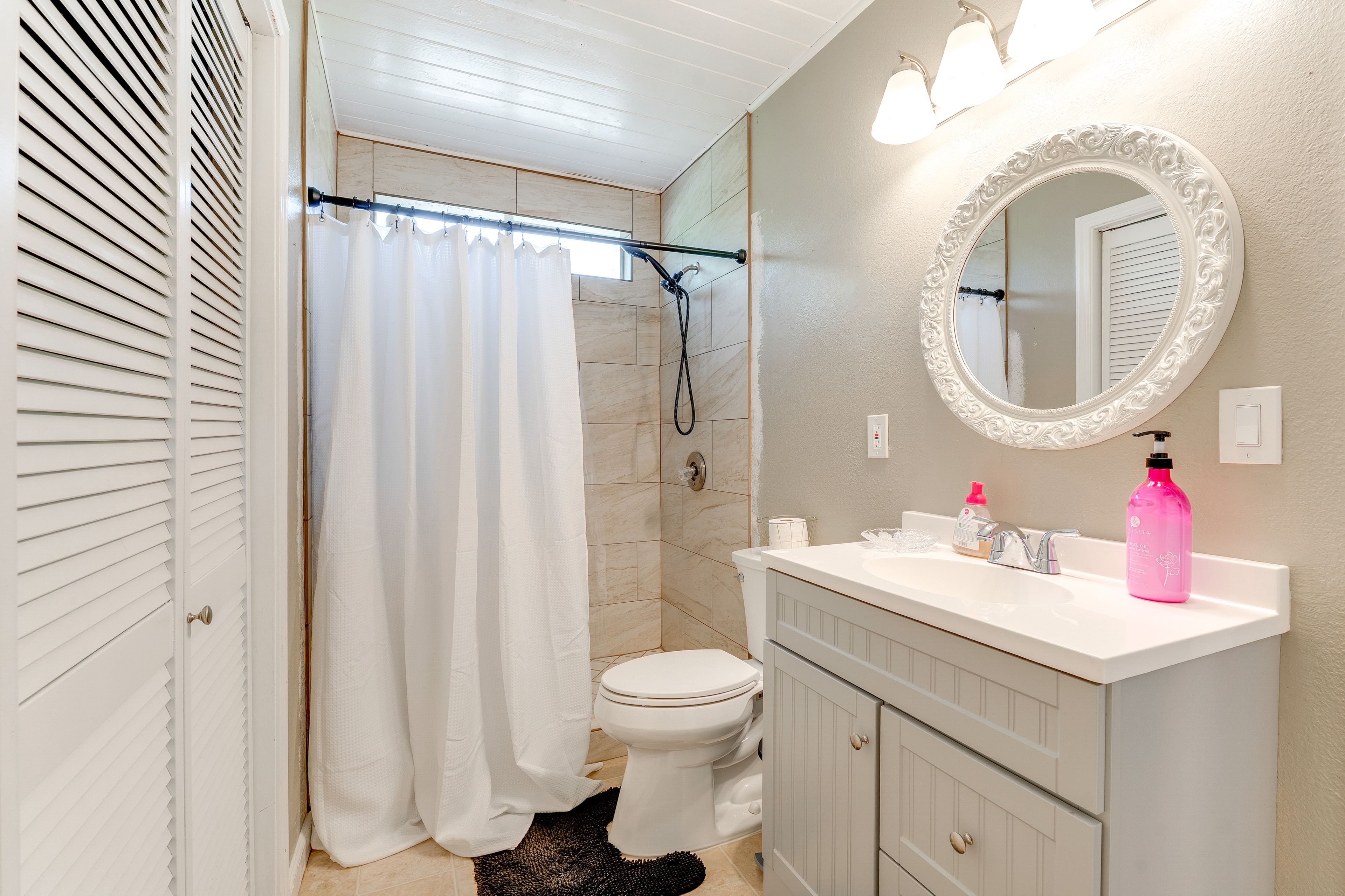 Full Bathroom | Complimentary Toiletries | In-Unit Laundry