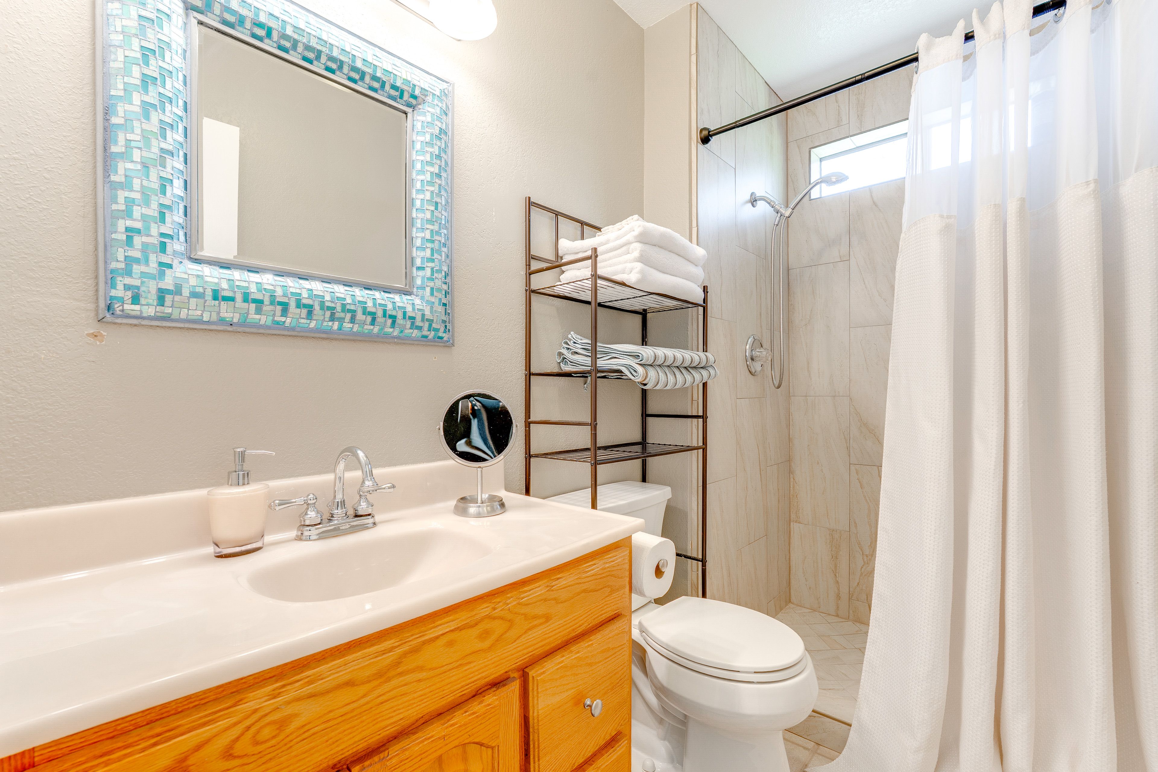 Full Bathroom | Towels Provided