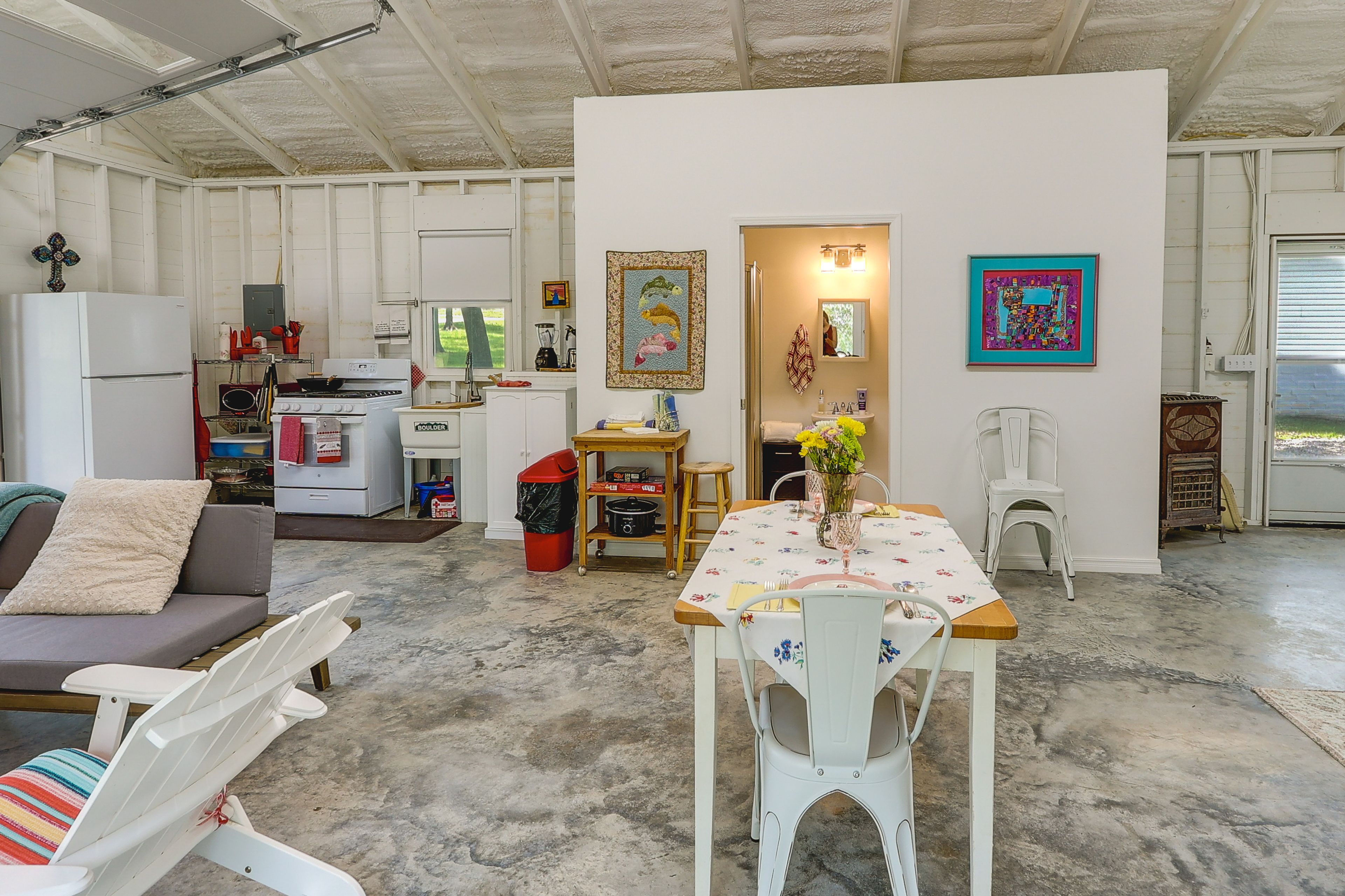 Dining Area | Dishware Provided