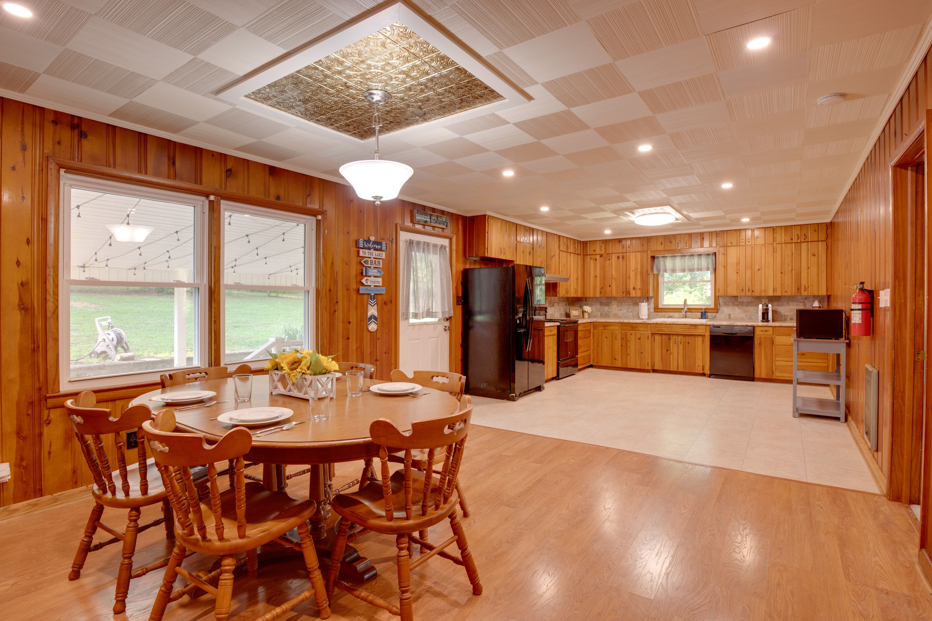 Kitchen & Dining Area