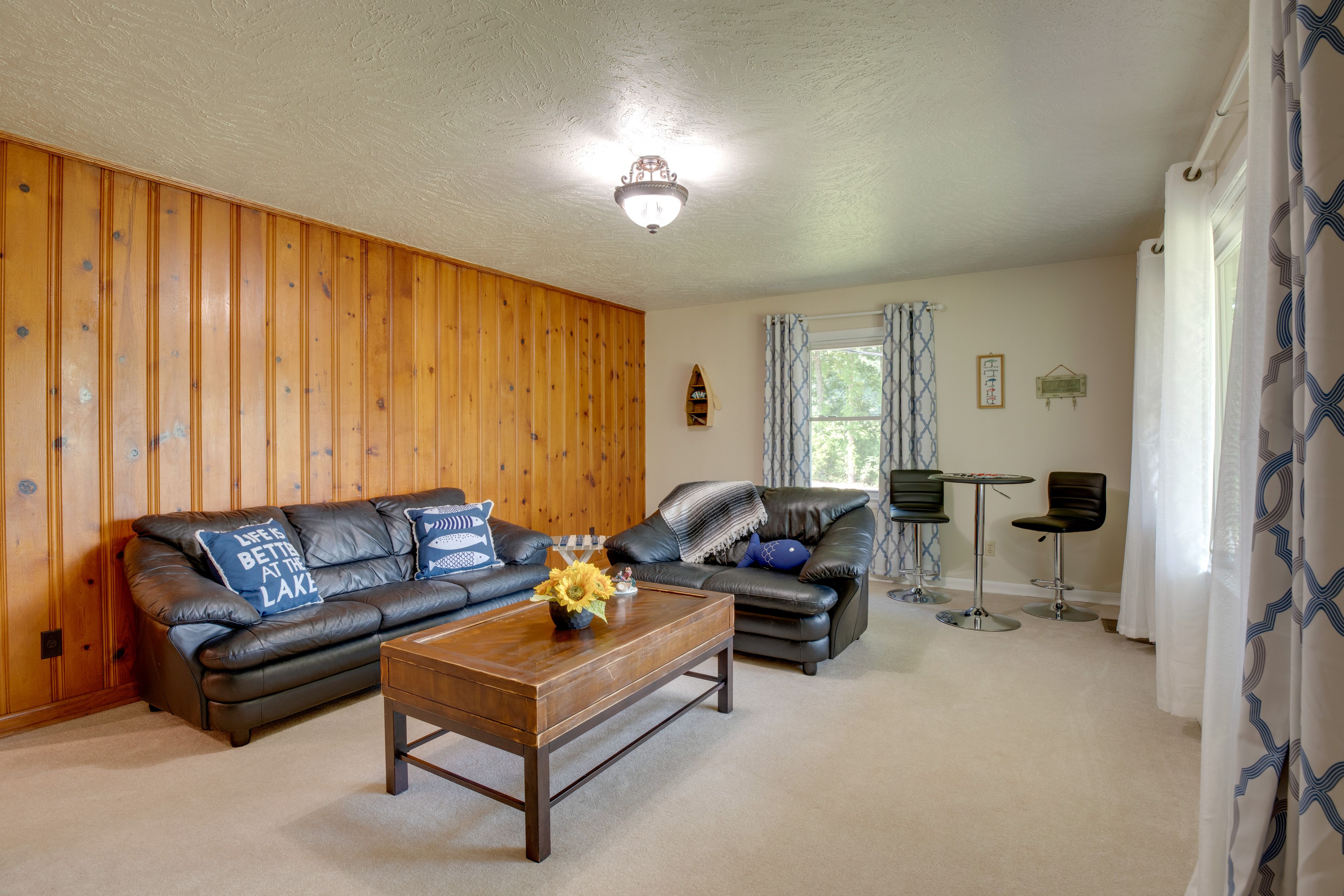 Living Room | Free WiFi | Smart TV | Central A/C