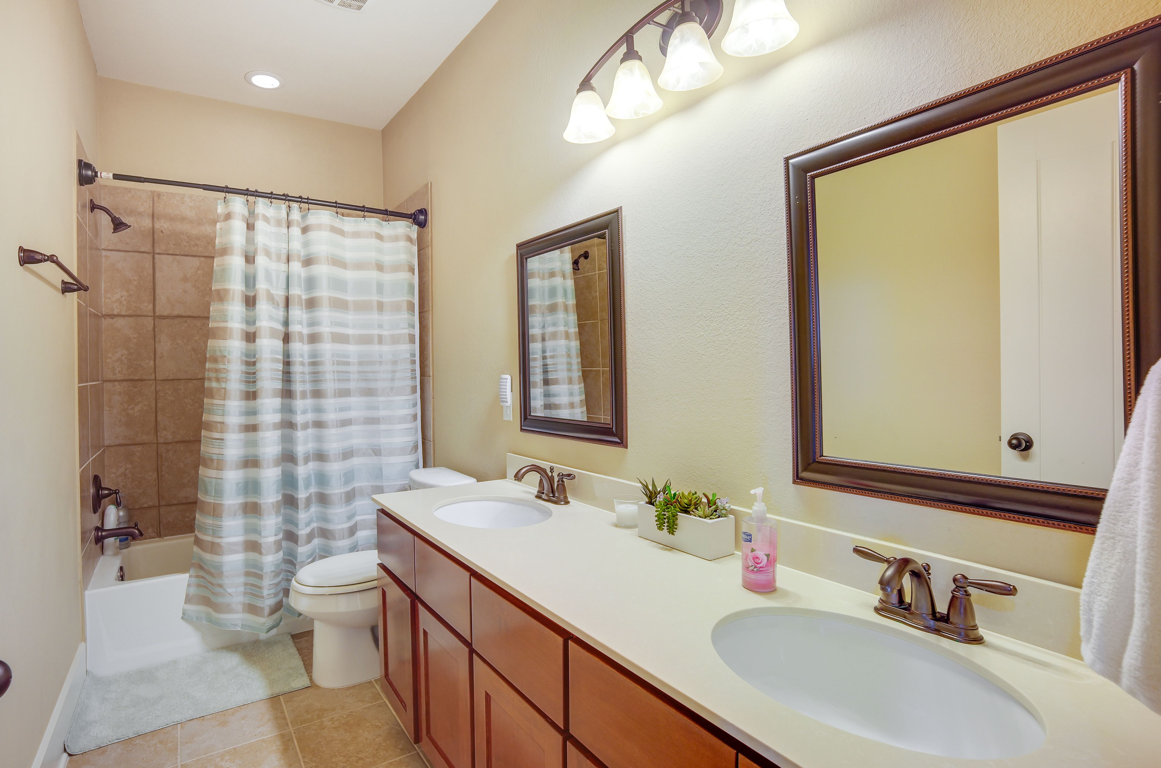 Full Bathroom | 2nd Floor